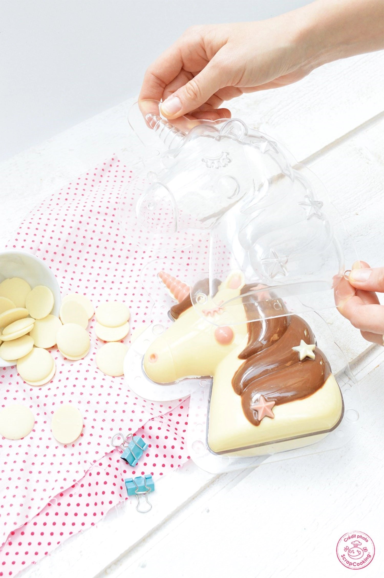 Verspielt gestaltete 3D Schokoladenform in Einhorn-Design von Scrap Cooking, perfekt für süße, magische Leckereien bei jedem Anlass.