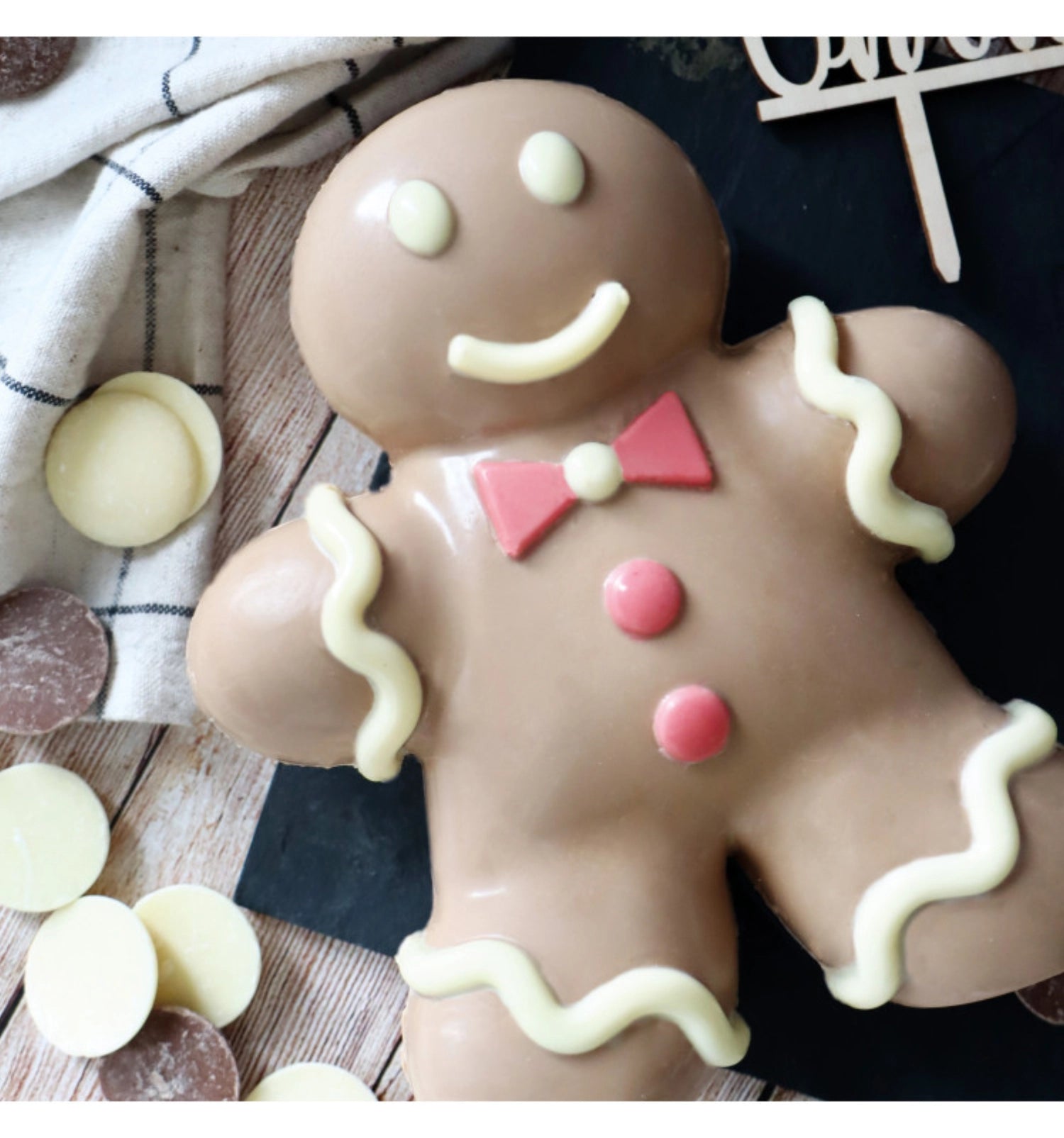 Kreieren Sie mit der 3D Schokoladenform Lebkuchenmann von Scrap Cooking einzigartige Schokoladenleckereien – ideal für Feiern und als süßes Geschenk!