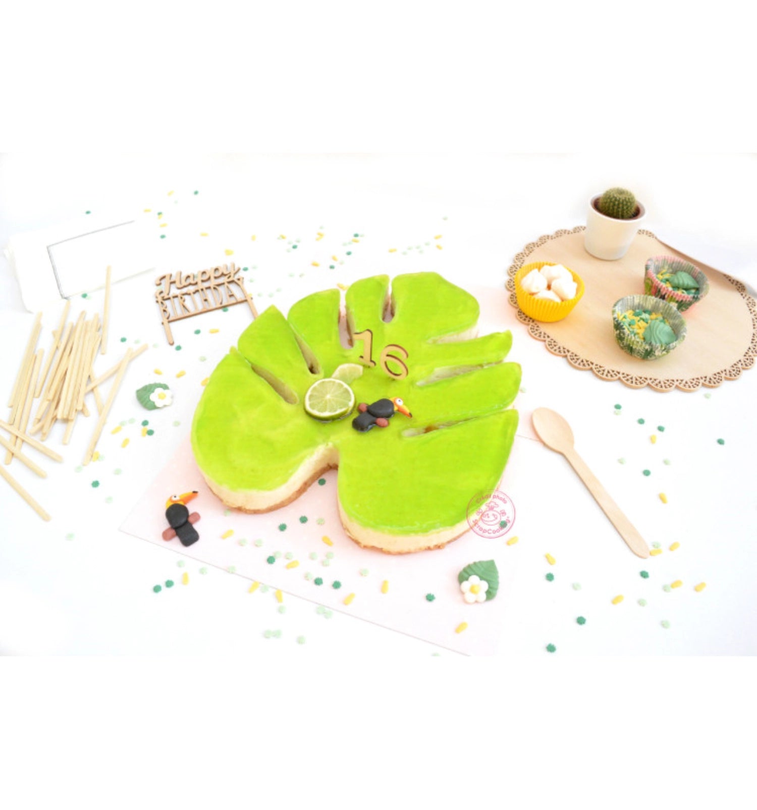 Bunte Zuckerfiguren von Scrap Cooking für tropische Desserts. Ideal für Feiern und um Backwaren zu verschönern!