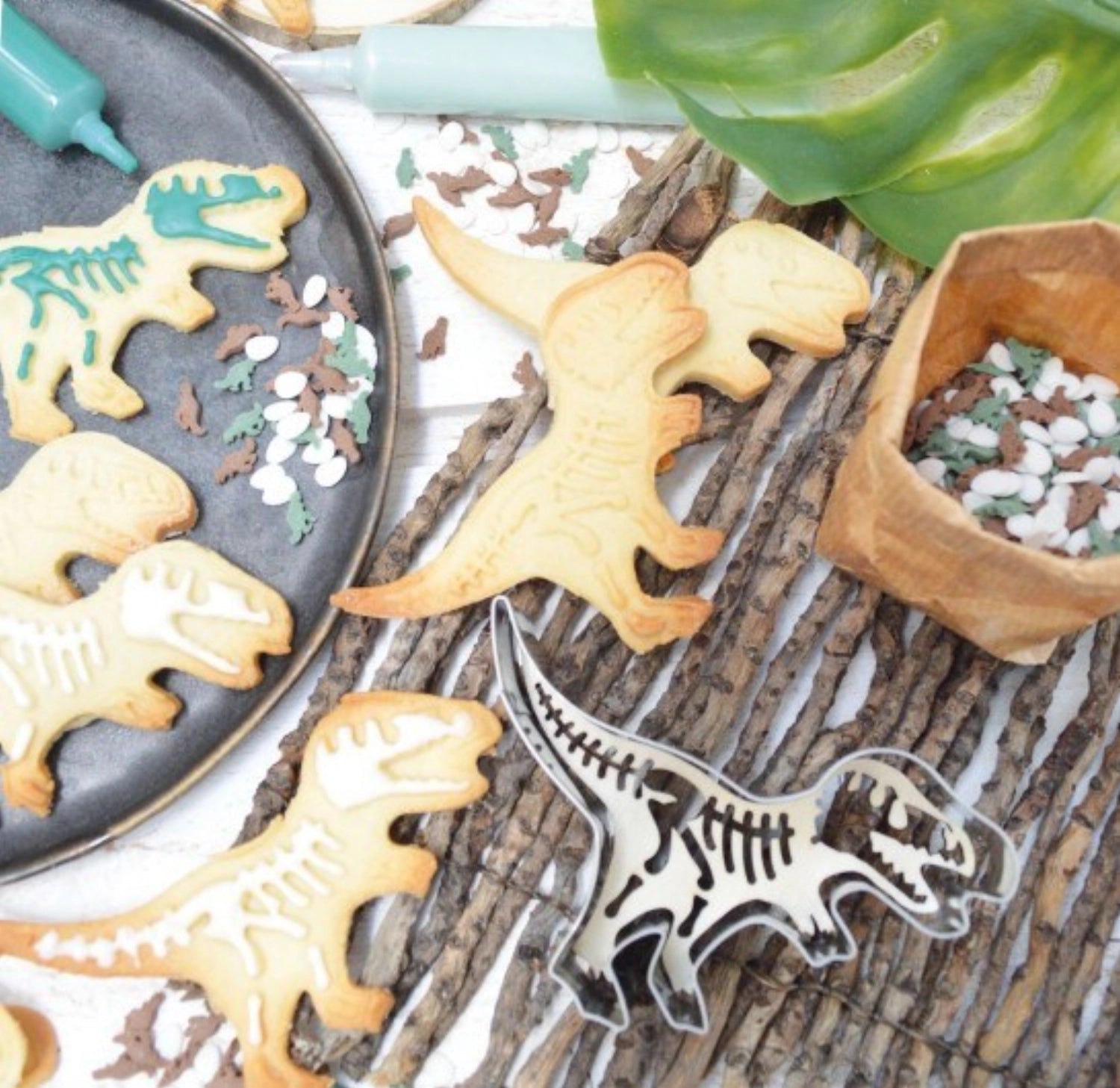 Verleihen Sie Ihren Backkreationen mit dem Scrap Cooking 5er Set Zuckerpasten in verschiedenen Farben eine individuelle Note. Ideal für Torten und Cupcakes!