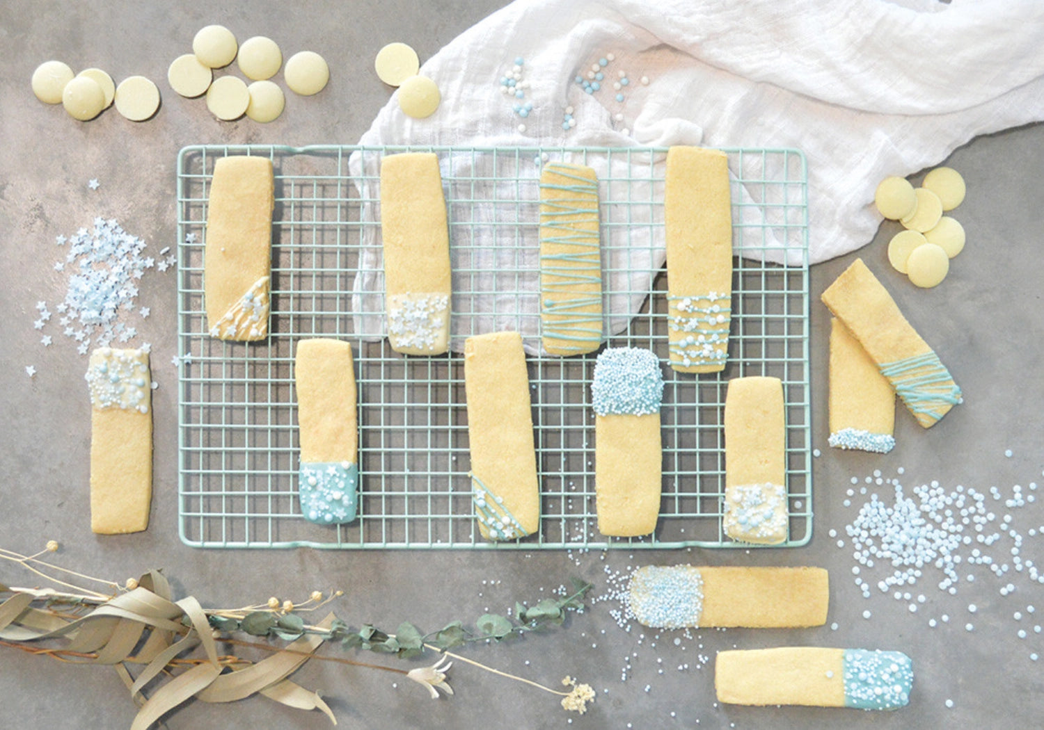 Decorative sugar pearls white blue 55g