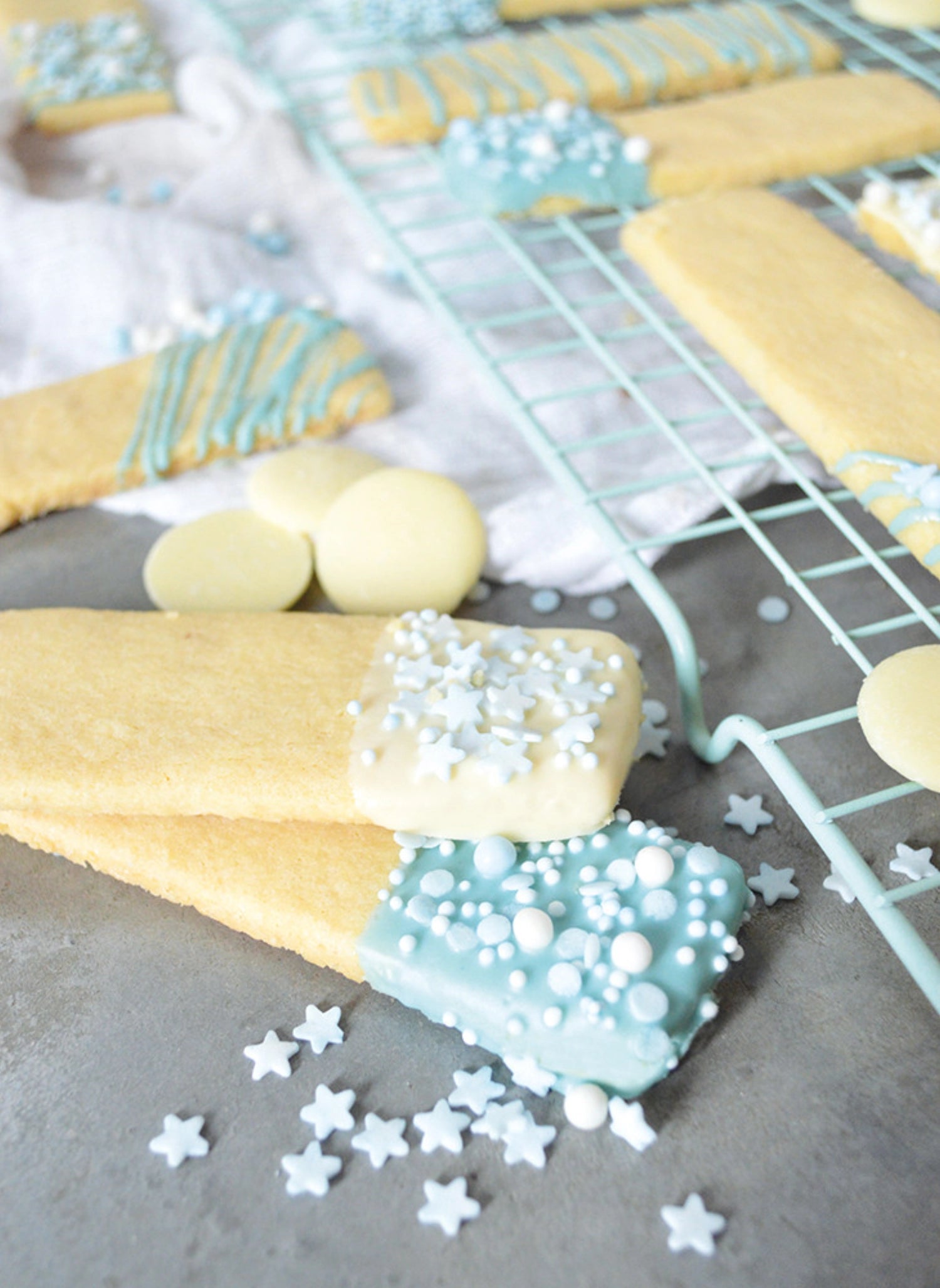 Decorative sugar pearls white blue 55g