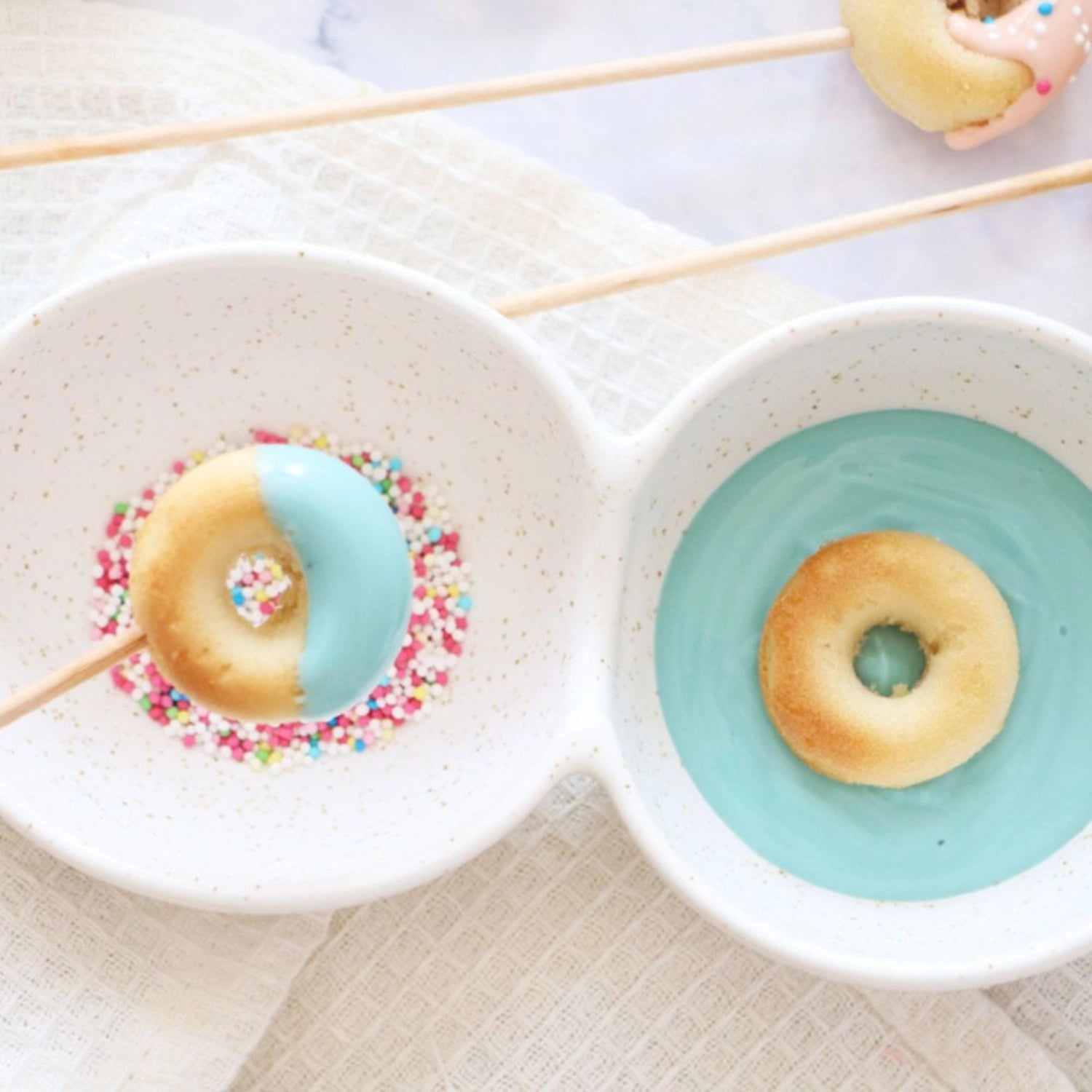 Vielfältige Mini-Zucker-Kugeln in leuchtenden Farben, perfekt zum Verzieren von Torten, Cupcakes und anderen süßen Leckereien von Scrap Cooking.