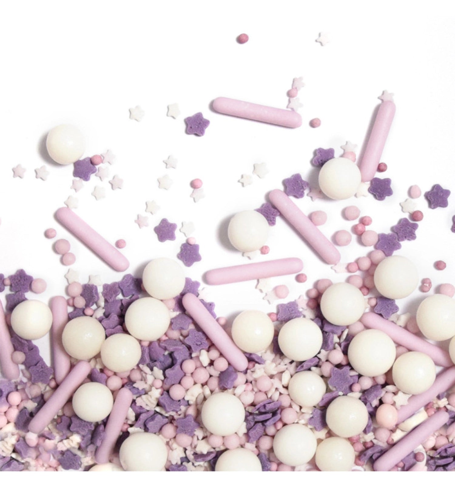 Verleihen Sie Ihren Backkreationen mit dem lila Deko Zucker Mix von Scrap Cooking eine elegante Note. Ideal für festliche Anlässe und kreative Ideen!