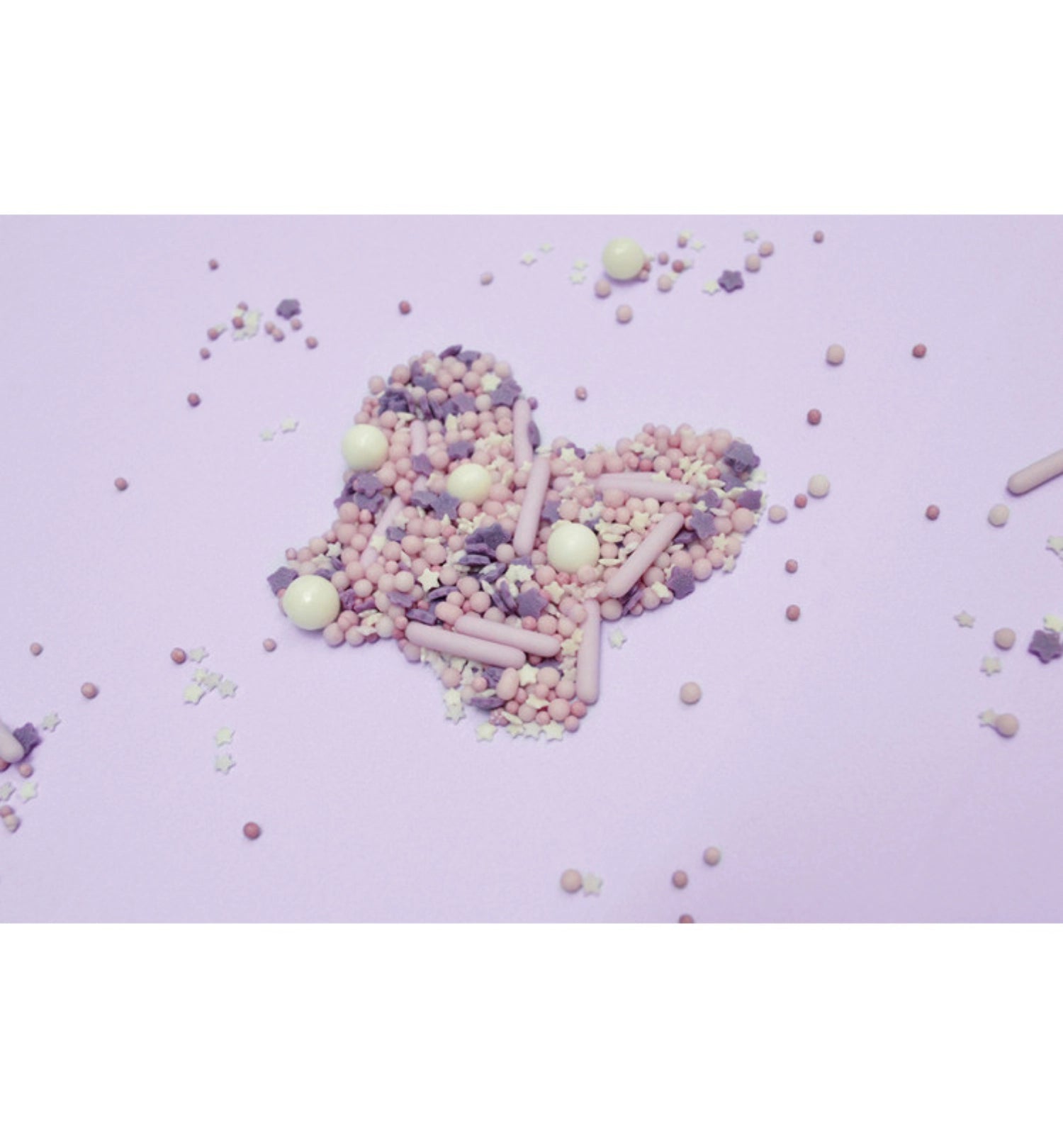 Verleihen Sie Ihren Backkreationen mit dem lila Deko Zucker Mix von Scrap Cooking eine elegante Note. Ideal für Feste und kreative Ideen!