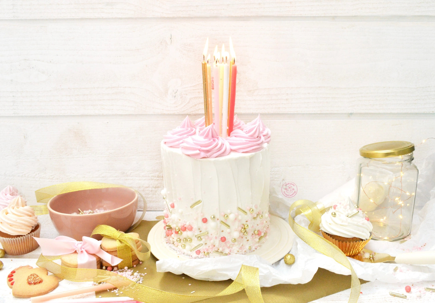 Gestalten Sie Ihre Backkreationen mit dem Deko Zucker Mix in Roségold von Scrap Cooking. Perfekt für festliche Anlässe und kreative Dekorationen!