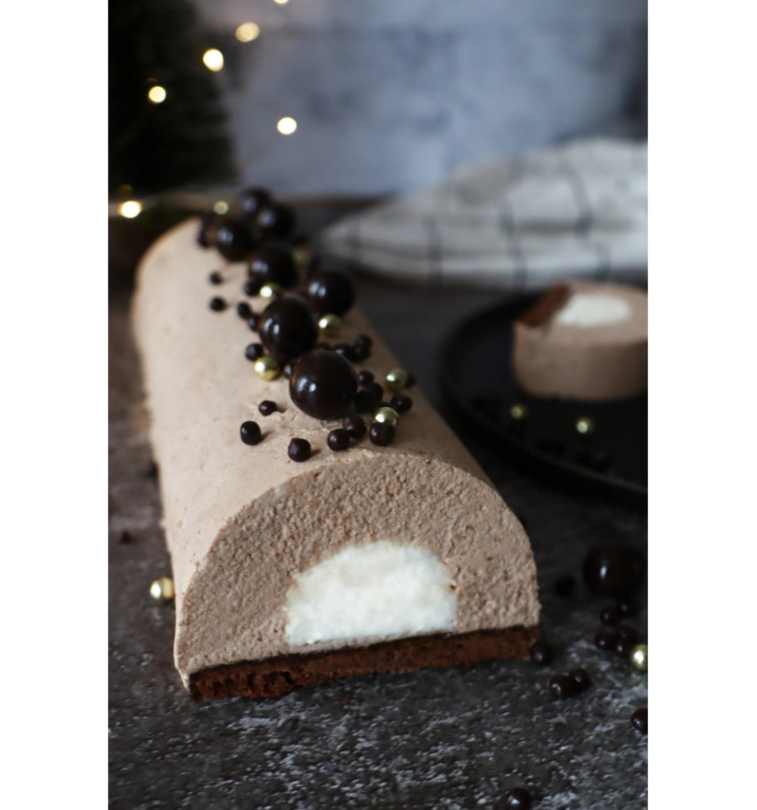 Entdecken Sie die Deko Schoko Perlen in schwarzer Schokolade und Gold von Scrap Cooking! Perfekt für kreative Backideen und festliche Anlässe.