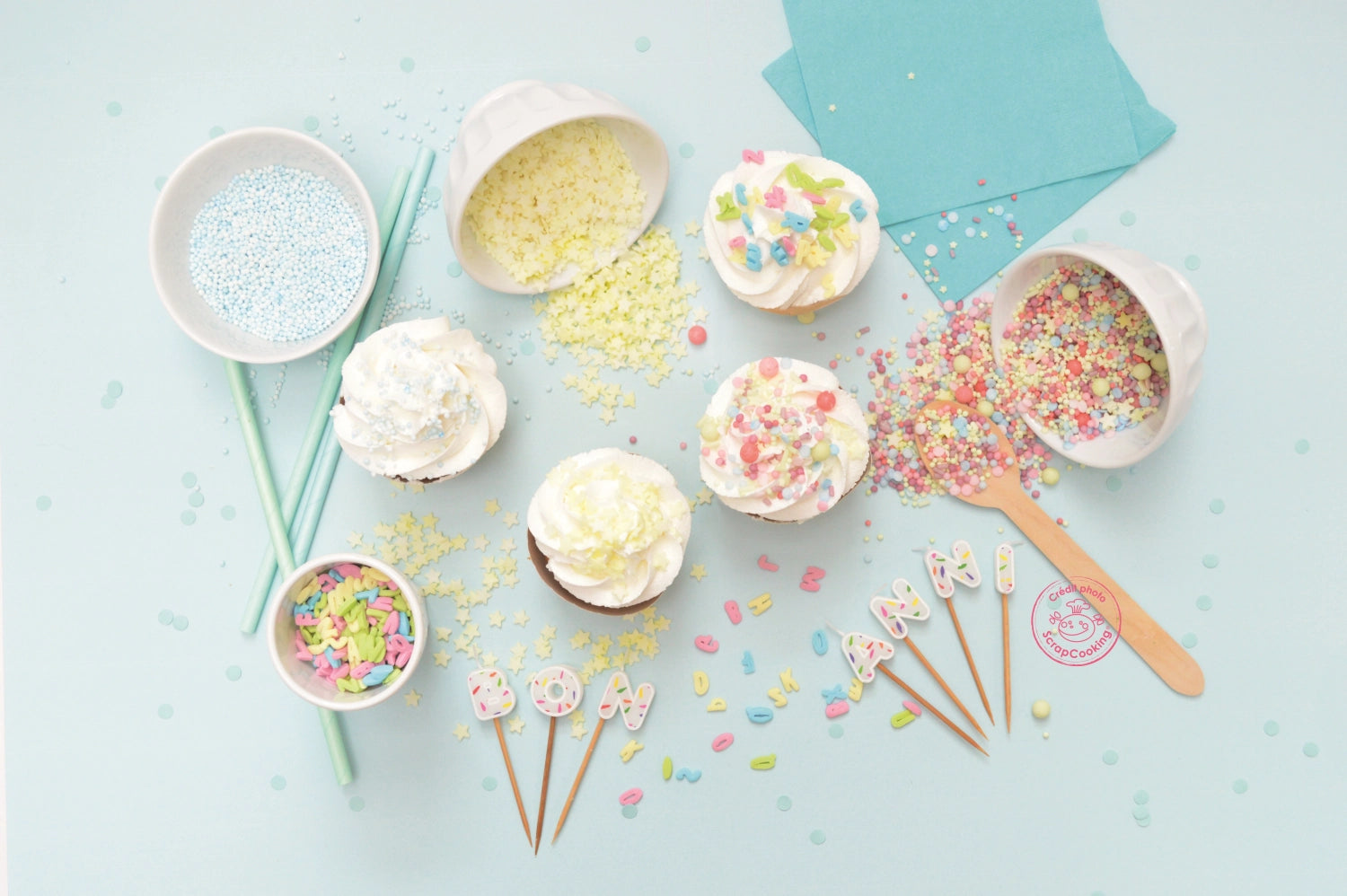 Gestalten Sie Ihre Desserts mit dem 4er Set Zuckerdekors Party Mix von Scrap Cooking. Bunte, essbare Dekorationen für unvergessliche Feiern!