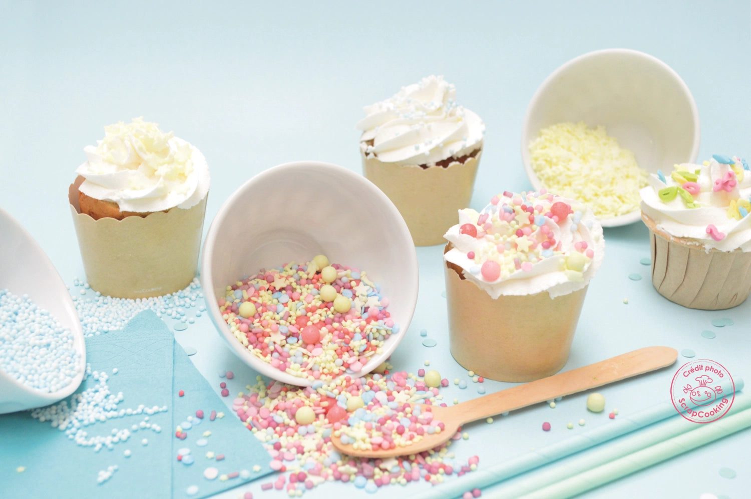 Verleihen Sie Ihren Backkreationen mit dem 4er Set Zuckerdekors Party Mix von Scrap Cooking einen farbenfrohen Akzent. Ideal für jede Feier!