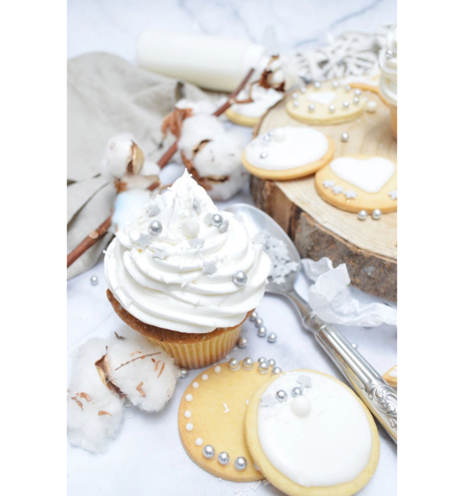 Verleihen Sie Ihren Backkreationen mit dem 4er Set Zuckerdekors von Scrap Cooking einen festlichen Glanz. Ideal für Torten, Cupcakes und mehr!