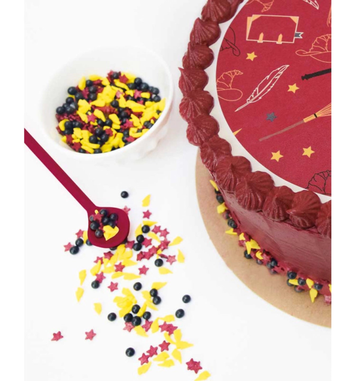 Verleihen Sie Ihren Backkreationen mit dem 4er Set Zuckerdekors Wizard Mix von Scrap Cooking einen magischen Glanz! Ideal für jeden Anlass.