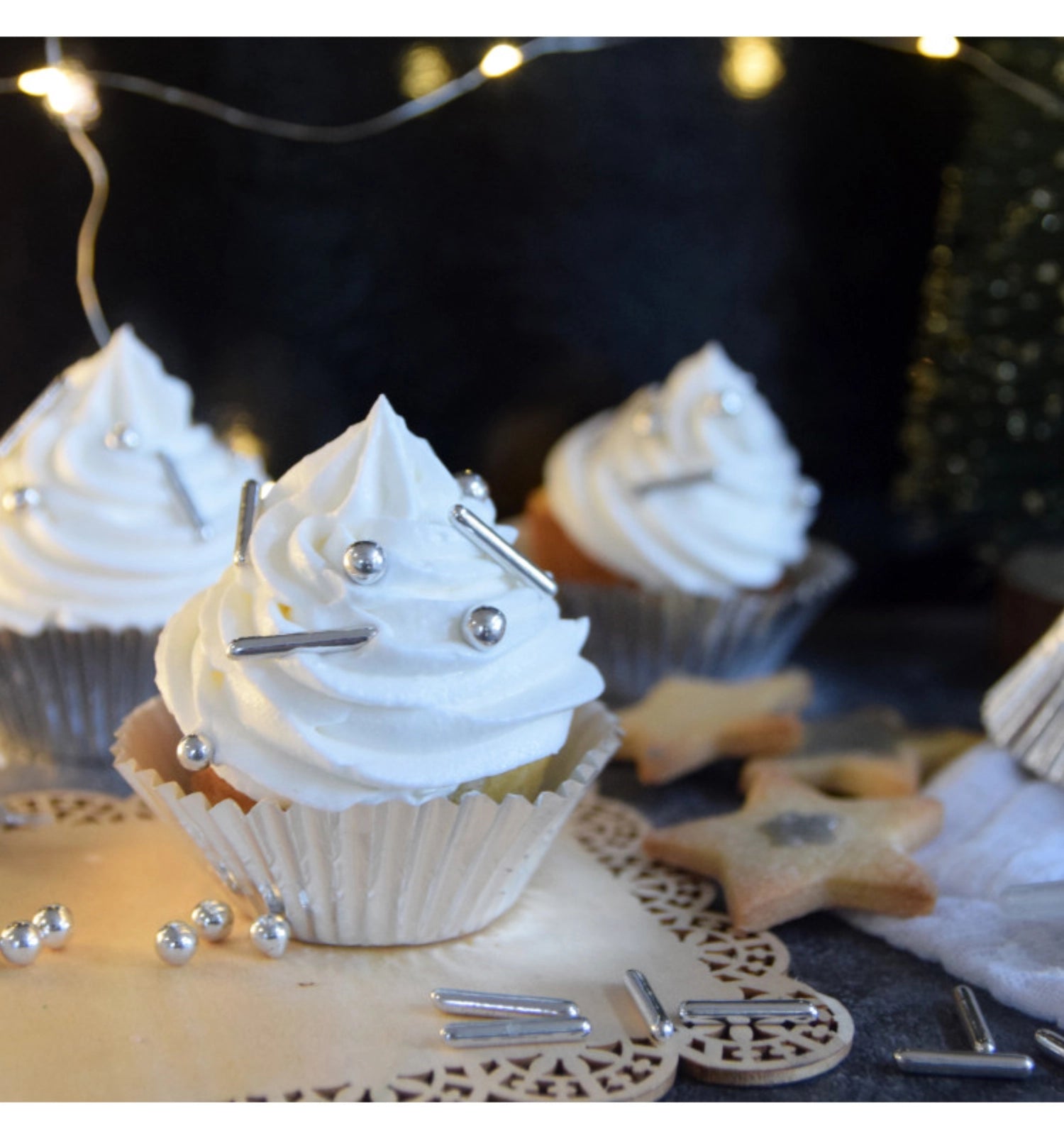 Verleihen Sie Ihren Backkreationen mit den edlen, essbaren Zuckerdekoren in Silber von Scrap Cooking einen Hauch von Glamour. Ideal für besondere Anlässe!