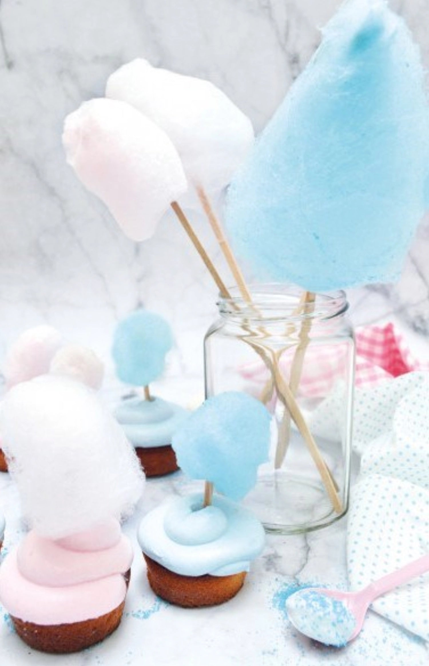 Erleben Sie die süße Verführung der Zuckerwatte blau Cola von Scrap Cooking! Ideal für Partys, mit unverwechselbarem Geschmack und strahlender Farbe.