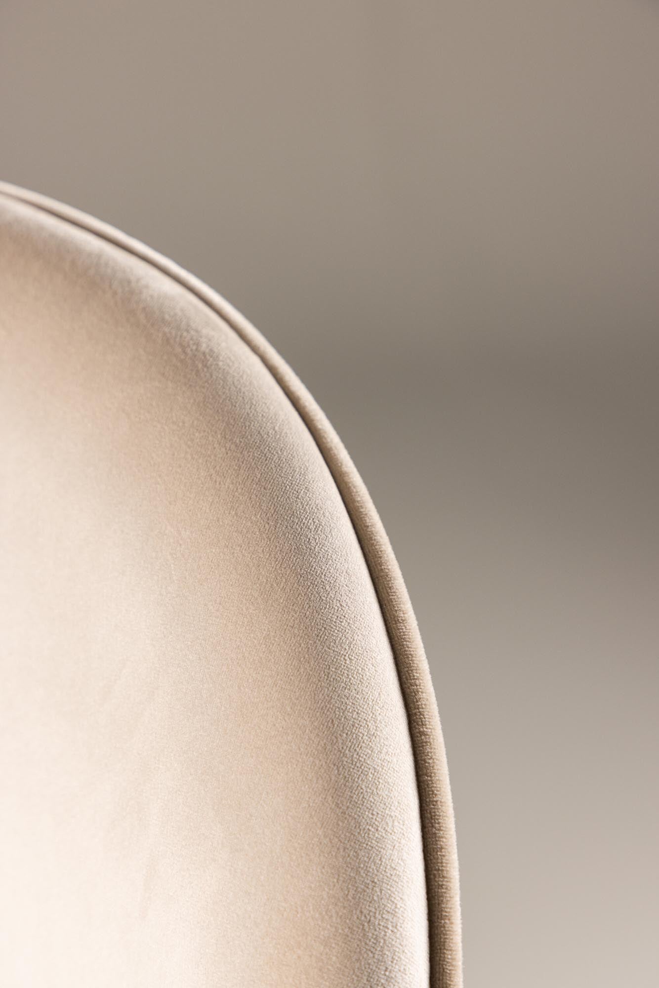 Luxuriöser Velvet Stuhl von Venture Home für Ihr modernes Esszimmer.