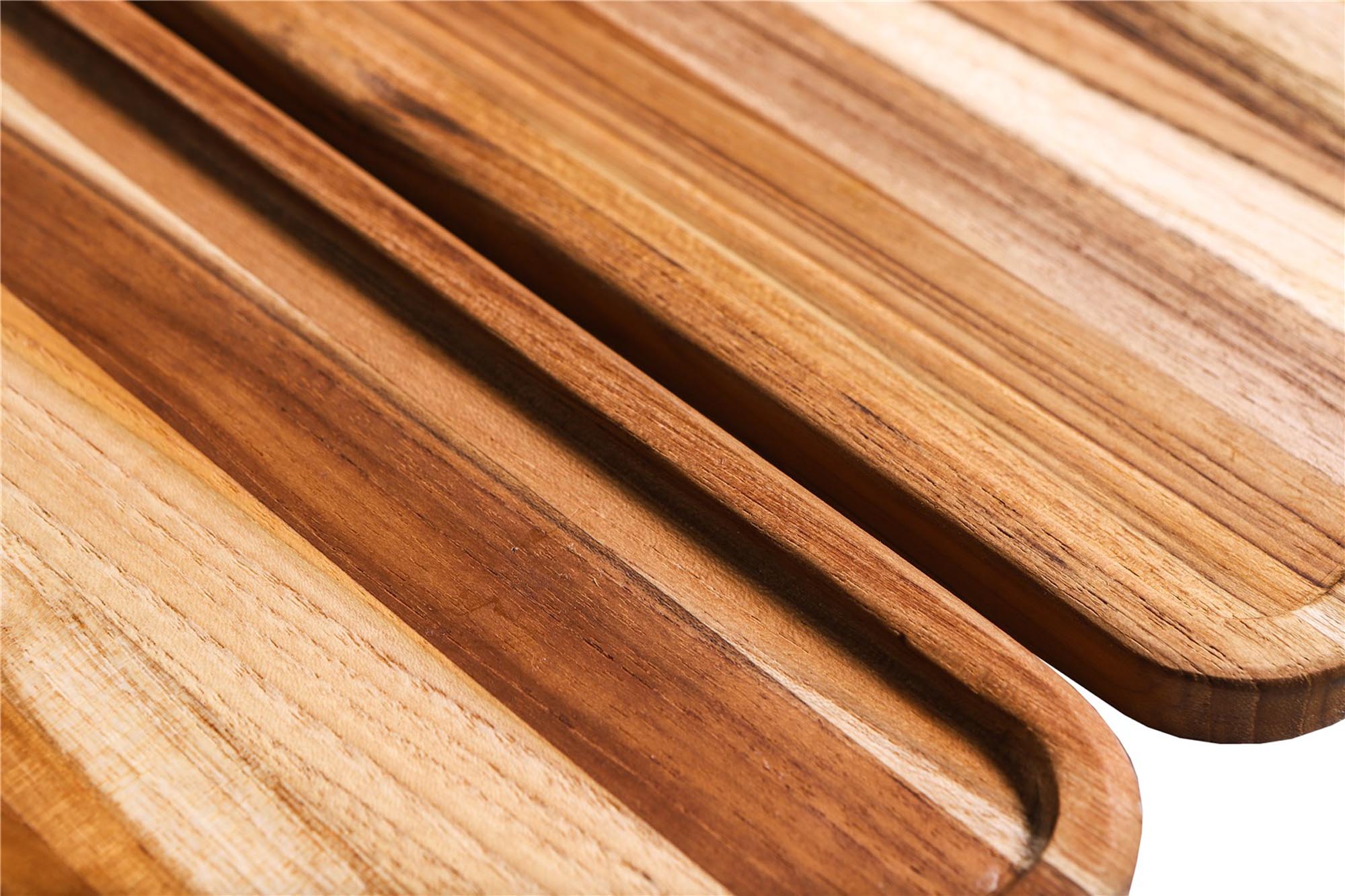 Rechteckiges Teak Serviertablett mit schmalem Rand, perfekt für die ansprechende Anrichtung von Snacks und Drinks in jedem Ambiente.