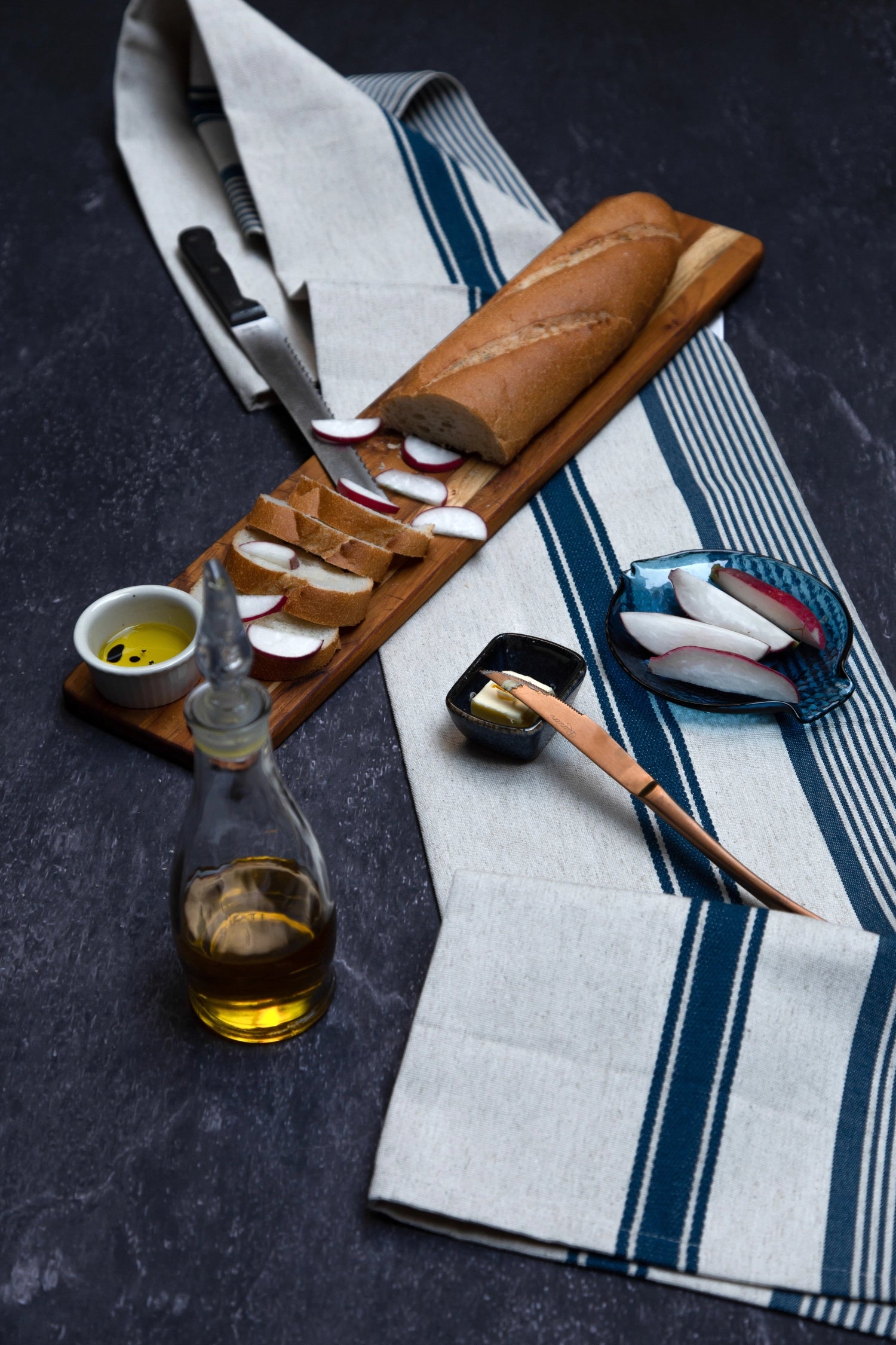 Erleben Sie das vielseitige Teak Schneide- und Servierbrett (56x12.5x1.4 cm) von Teak Haus – ein stilvolles Küchenaccessoire aus langlebigem Teakholz.