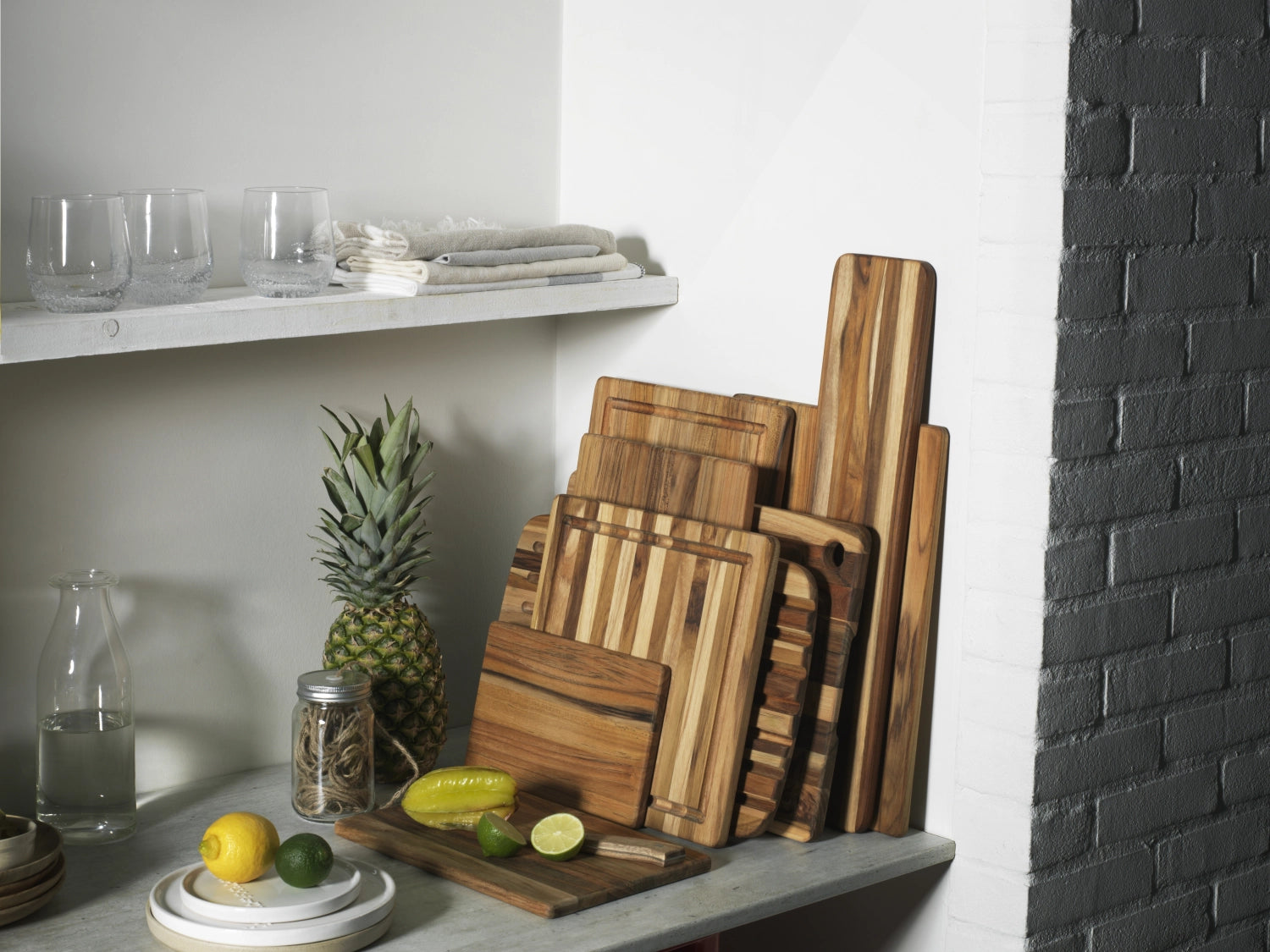 Genießen Sie das stilvolle Teak Brotbrett (40,5x28x1,4 cm) von Teak Haus – perfekt zum Schneiden und Servieren, robust und einfach zu reinigen!