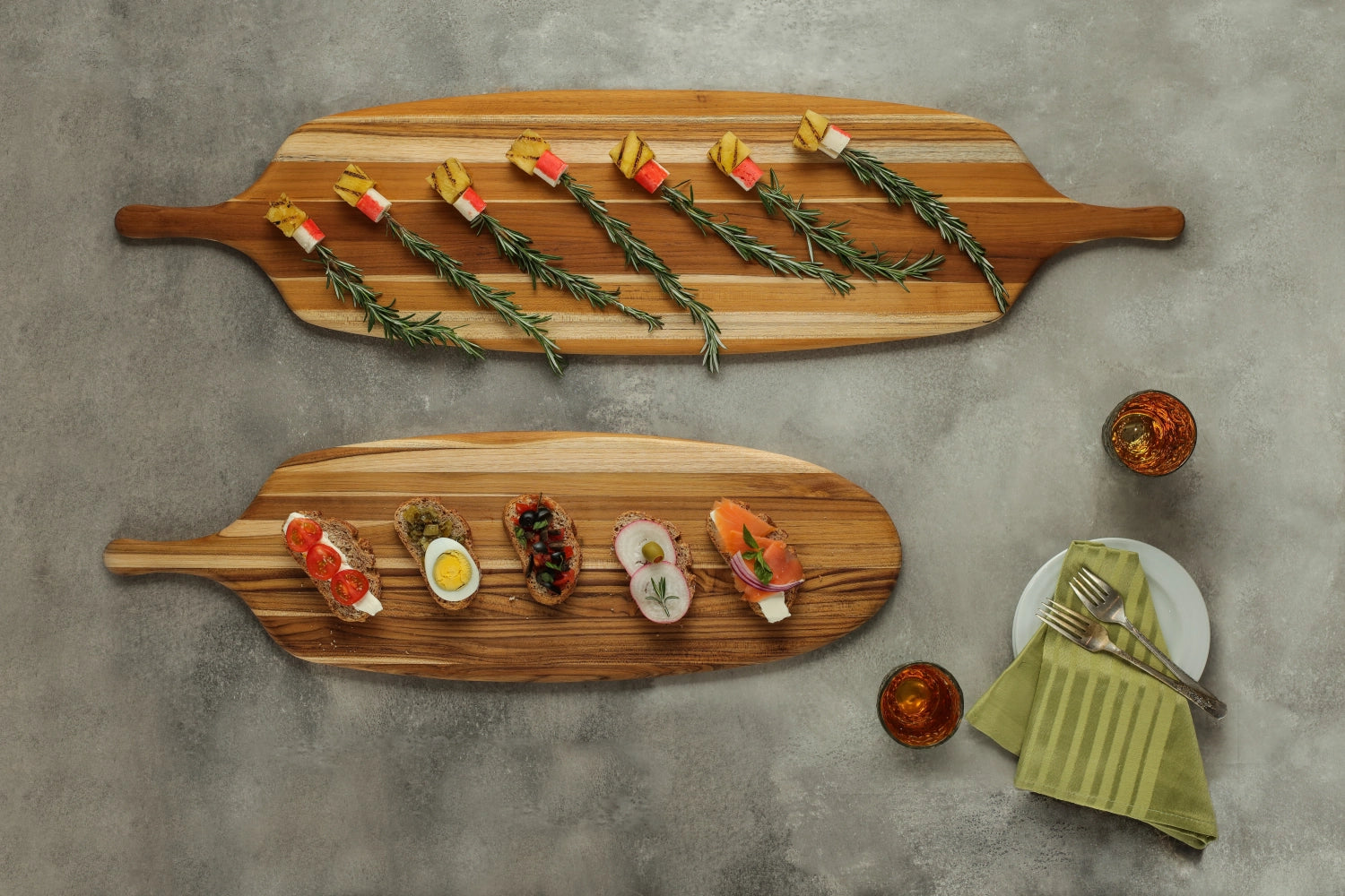 Board de service en teck "canoë", 67.5x21.5x1.2 cm