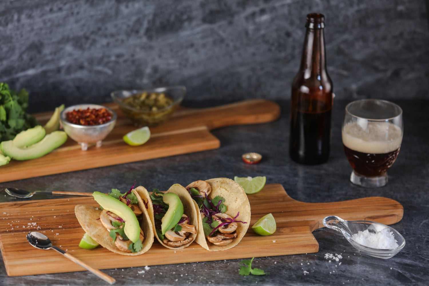 Praktische Teak Antipasti / Pinsa Platte (53,3x19,6x1,3 cm) von Teak Haus. Ideal zum Servieren und Schneiden. Pflegeleicht und FSC-zertifiziert!