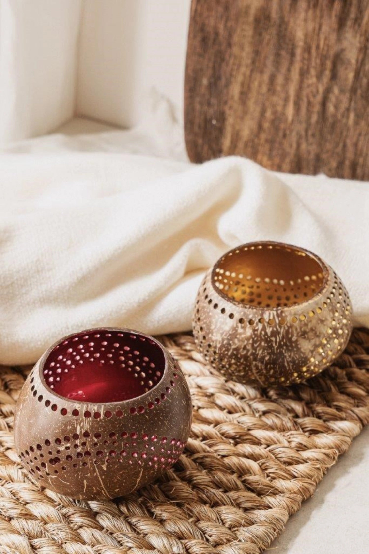 Verleihen Sie Ihrem Zuhause mit dem Teelichthalter Kokosnuss Wellen Gold 14cm von Nuts Innovations einen Hauch von Luxus und Nachhaltigkeit.