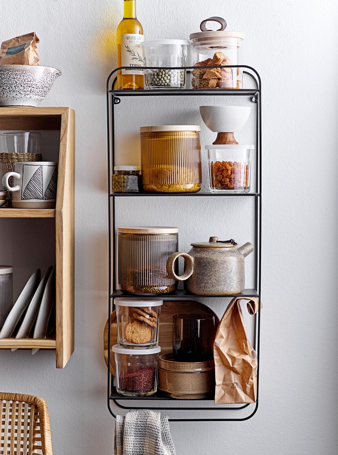 Entdecke das Tessa Glas mit Deckel von Bloomingville – eine stilvolle, klare Aufbewahrungslösung für deine Küche, die Frische und Eleganz vereint.