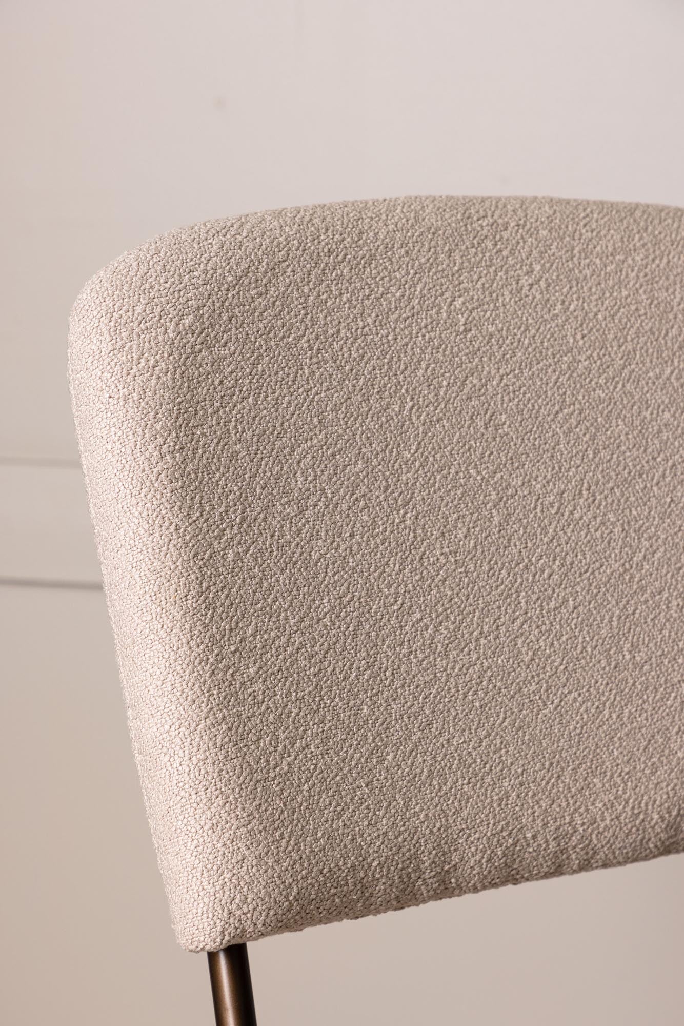 Entdecken Sie den Esszimmerstuhl SEDA von Venture Home: Modernes Design, bequemer Bezug und stabile Stahlbeine für jeden Essbereich.