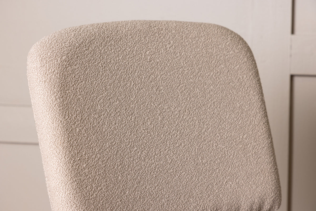 Dieser Stuhl in Beige präsentiert im Onlineshop von KAQTU Design AG. Stuhl ist von Venture Home