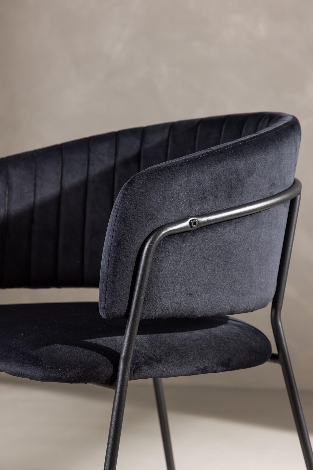 Stylischer Selma Stuhl von Venture Home: Hochwertiger Samt, ergonomische Form, robuste Stahlbeine. Ideal für gemütliche Esszimmer.