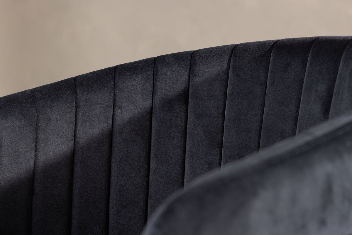 Selma Stuhl in Schwarz präsentiert im Onlineshop von KAQTU Design AG. Schalenstuhl mit Armlehne ist von Venture Home