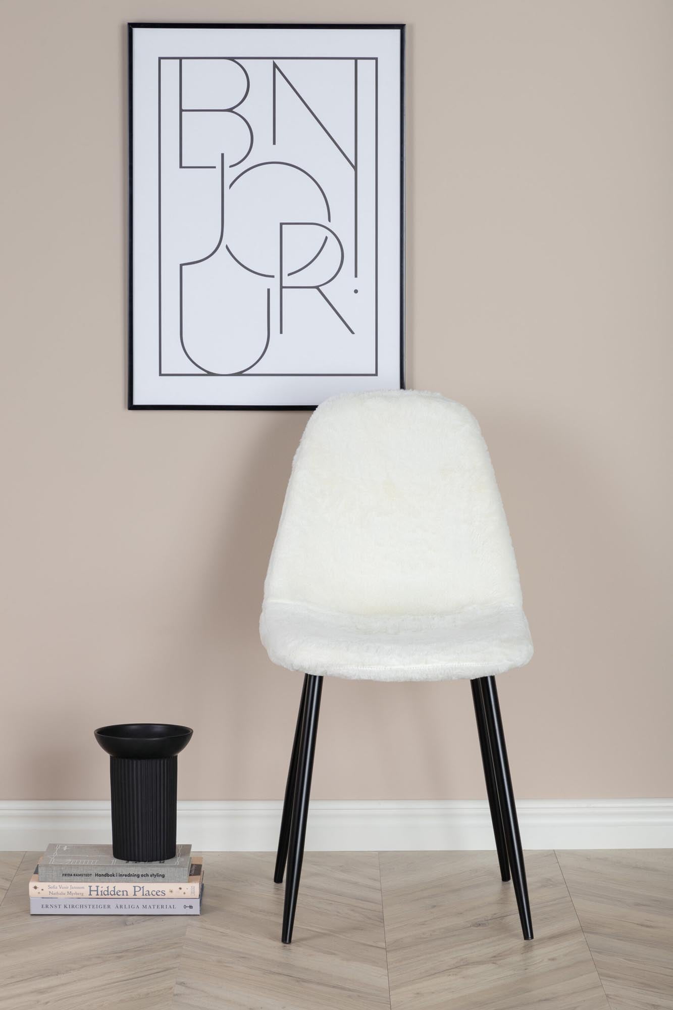 Entdecken Sie den Polar Stuhl Fluff von Venture Home: skandinavische Eleganz, pflegeleichter Boulene-Stoff, stabile Metallbeine, ideal für jedes Zuhause.