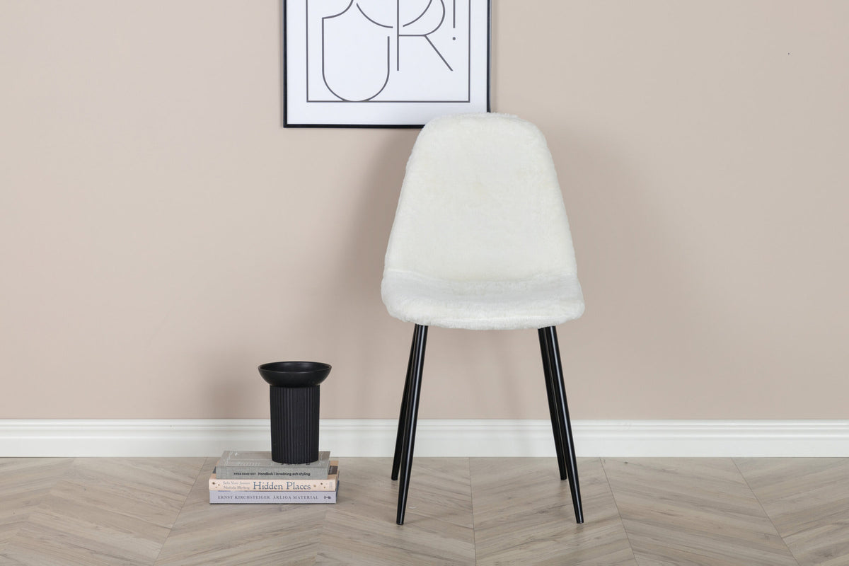 Polar Stuhl Fluff in Weiss präsentiert im Onlineshop von KAQTU Design AG. Stuhl ist von Venture Home