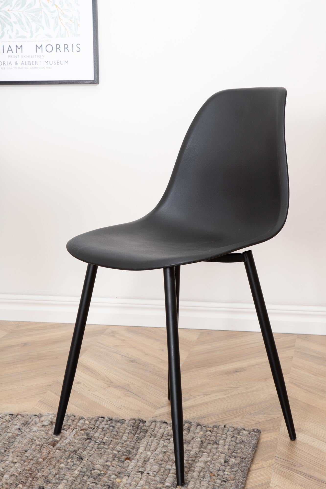 Entdecken Sie den Polar Stuhl Plastic von Venture Home: stilvolles skandinavisches Design, ergonomische Form und pflegeleichtes Material für höchsten Komfort.