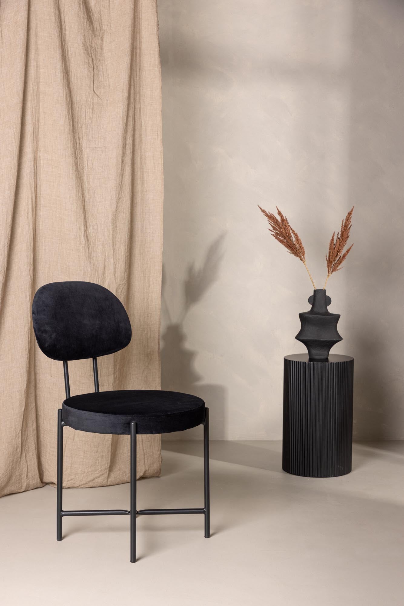 Entdecken Sie den STELLA Stuhl von Venture Home: Eleganter Samt und robustes Stahl-Design vereinen sich für ein modernes Esszimmer.