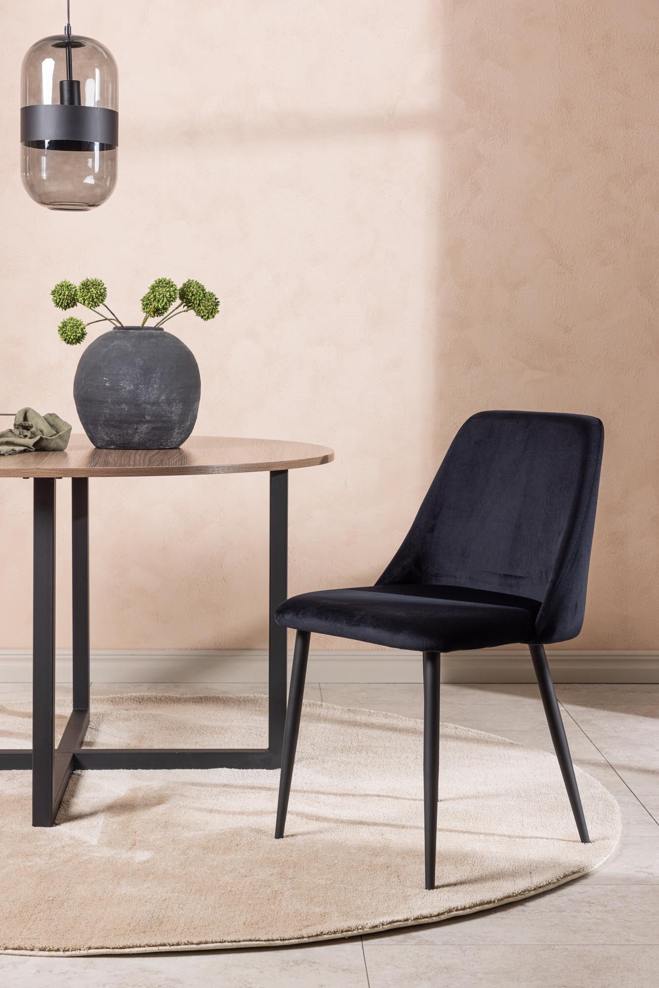 Stilvoller NIGHT-Stuhl von Venture Home: Hochwertiger schwarzer Samt, robuste Stahlbeine, ideal für einladende Esszimmeratmosphäre.