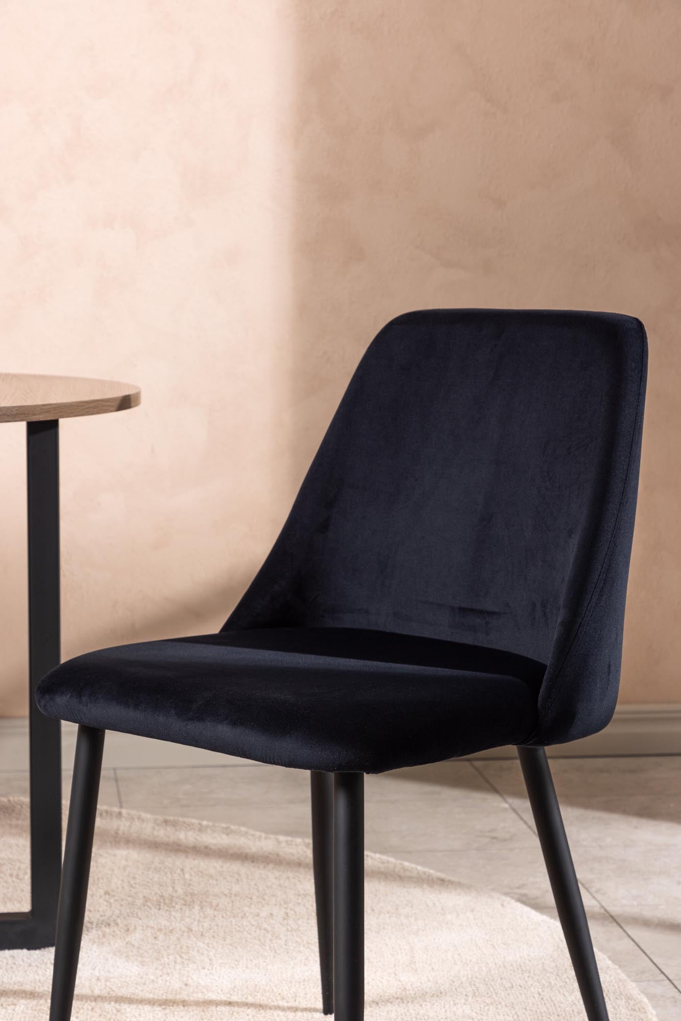 Eleganter NIGHT-Stuhl von Venture Home: Luxuriöser Samtbezug, stabile Stahlkonstruktion, perfekt für stilvolle Esszimmer und gemütliche Abende.