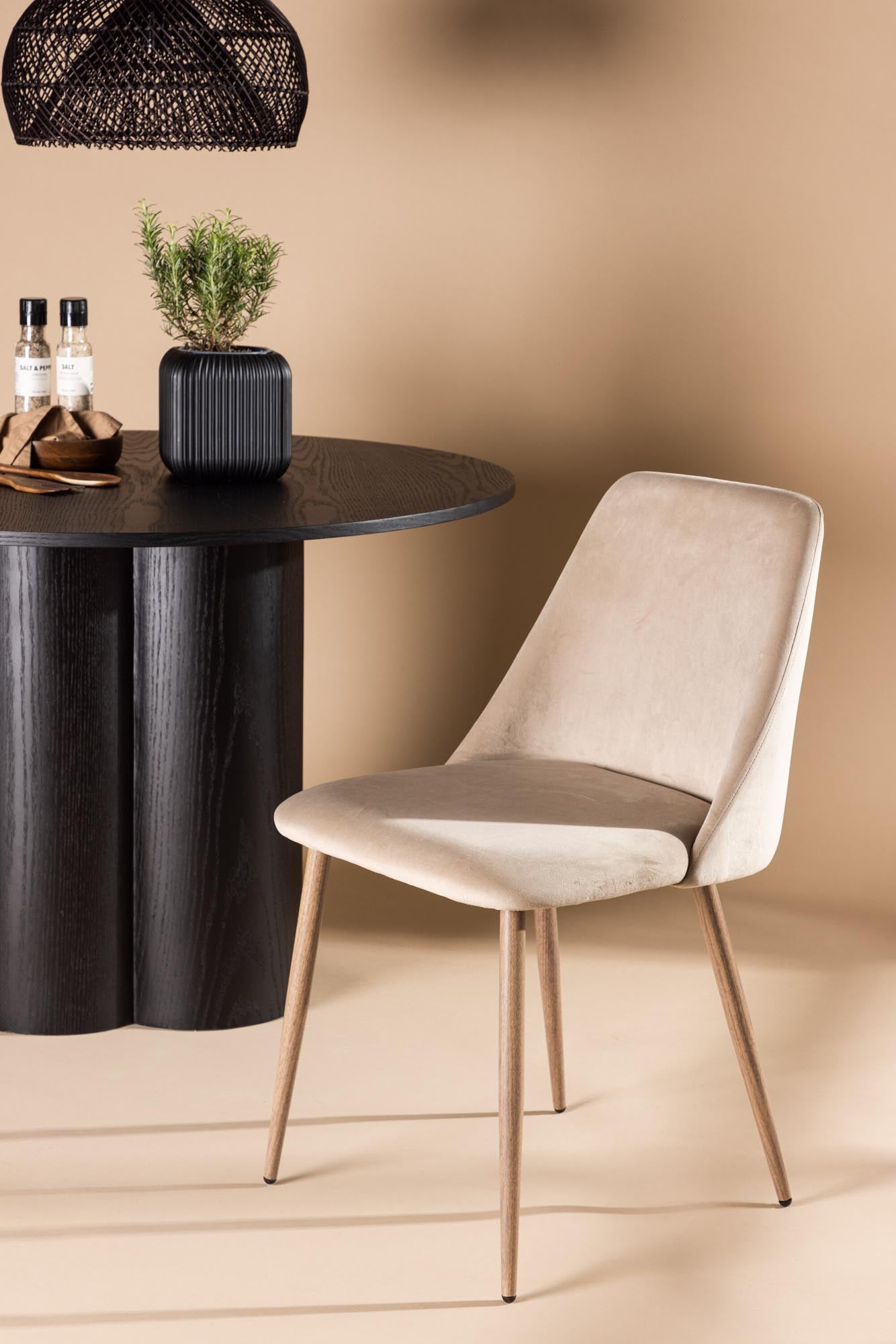 Stilvoller Night Stuhl von Venture Home für modernes Wohnen.