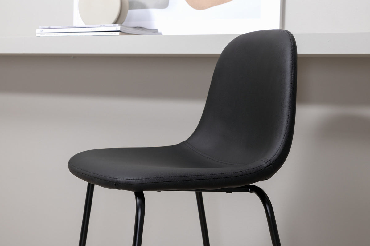 Polar Barstuhl in Schwarz präsentiert im Onlineshop von KAQTU Design AG. Barstuhl ist von Venture Home