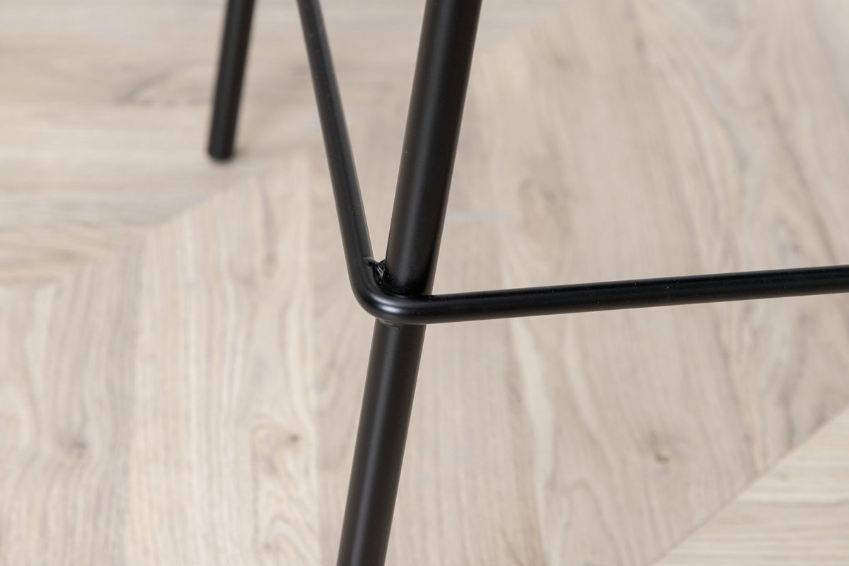 Polar Barstuhl in Schwarz präsentiert im Onlineshop von KAQTU Design AG. Barstuhl ist von Venture Home