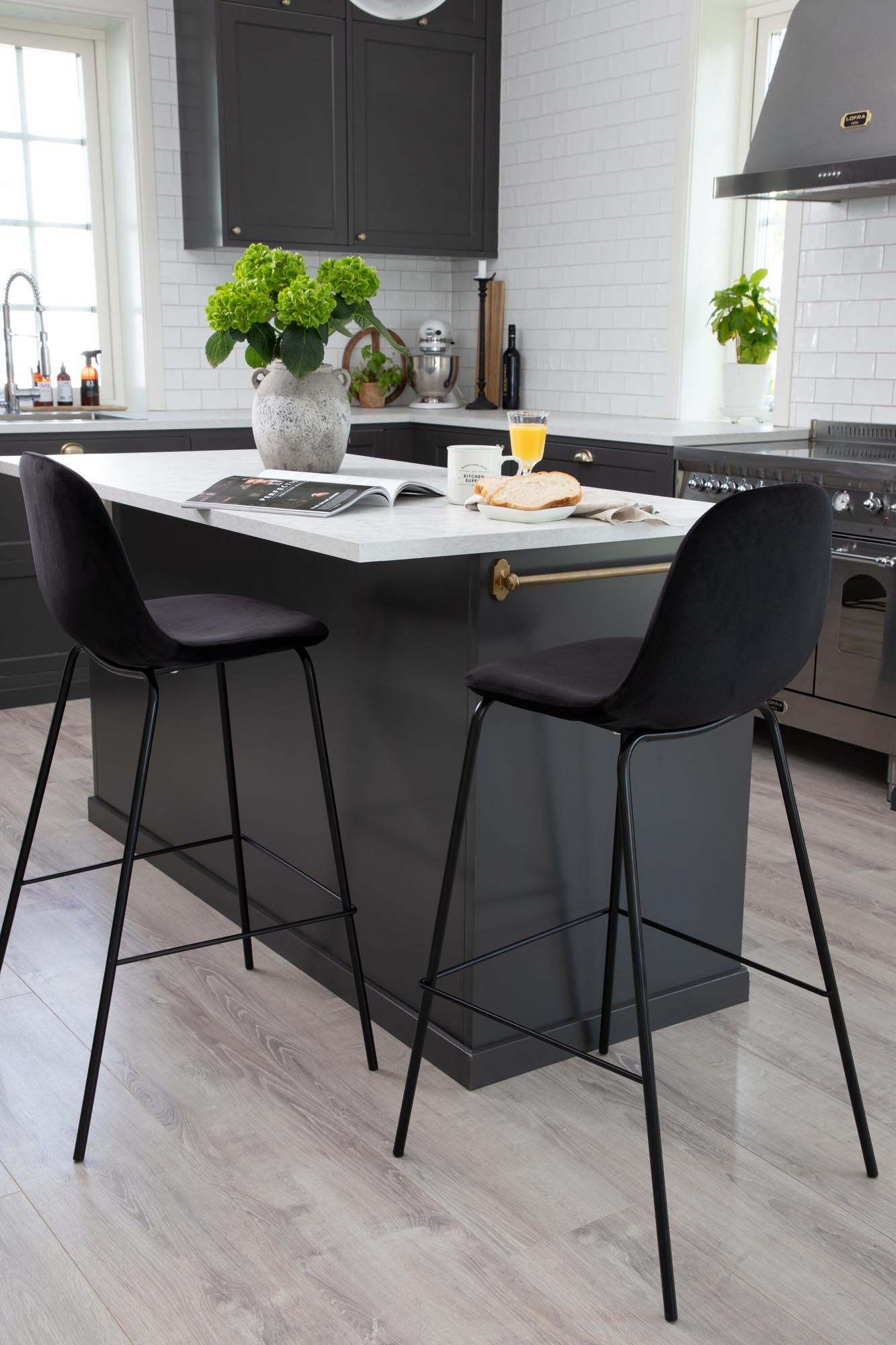 Polar Barstuhl in Schwarz präsentiert im Onlineshop von KAQTU Design AG. Barstuhl ist von Venture Home