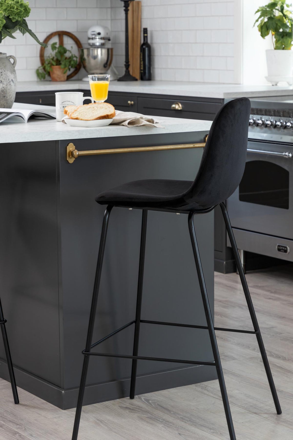 Polar Barstuhl in Schwarz präsentiert im Onlineshop von KAQTU Design AG. Barstuhl ist von Venture Home