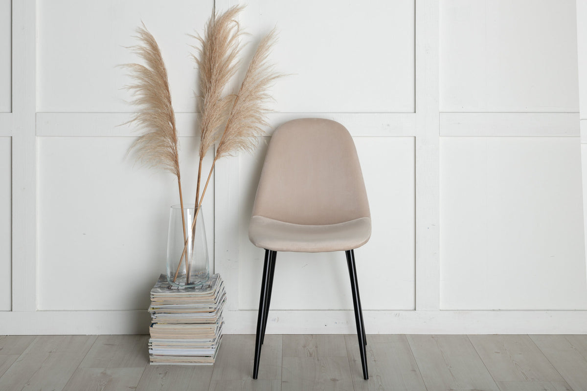 Polar Stuhl in Beige/Schwarz präsentiert im Onlineshop von KAQTU Design AG. Stuhl ist von Venture Home