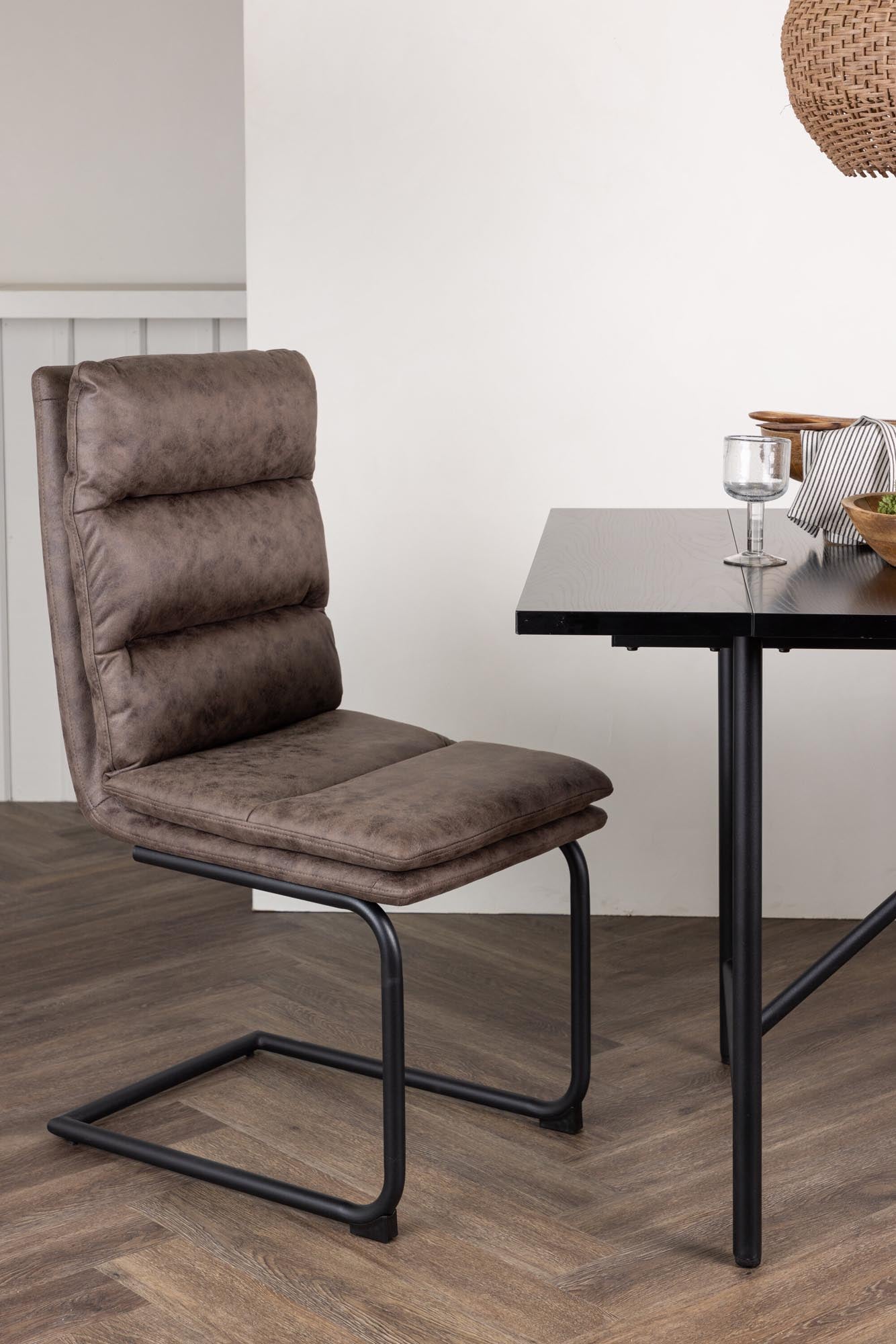 Entdecken Sie den Zizo Stuhl von Venture Home: Bequem, stilvoll und langlebig. Perfekt für jedes Esszimmer, vereint nordisches Design mit rustikalem Charme.