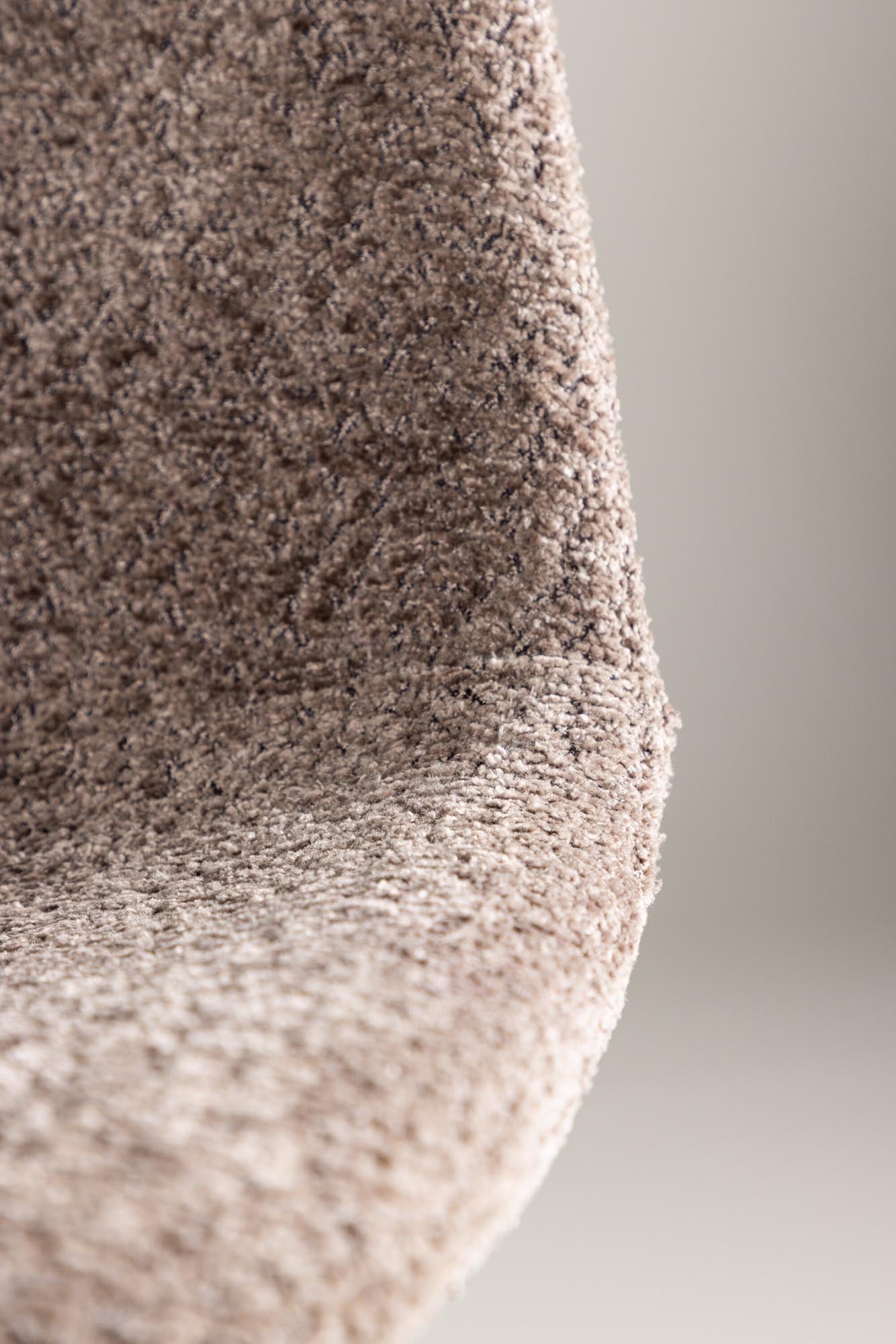 Eleganter Polar Stuhl: Komfort und skandinavische Ästhetik vereint.