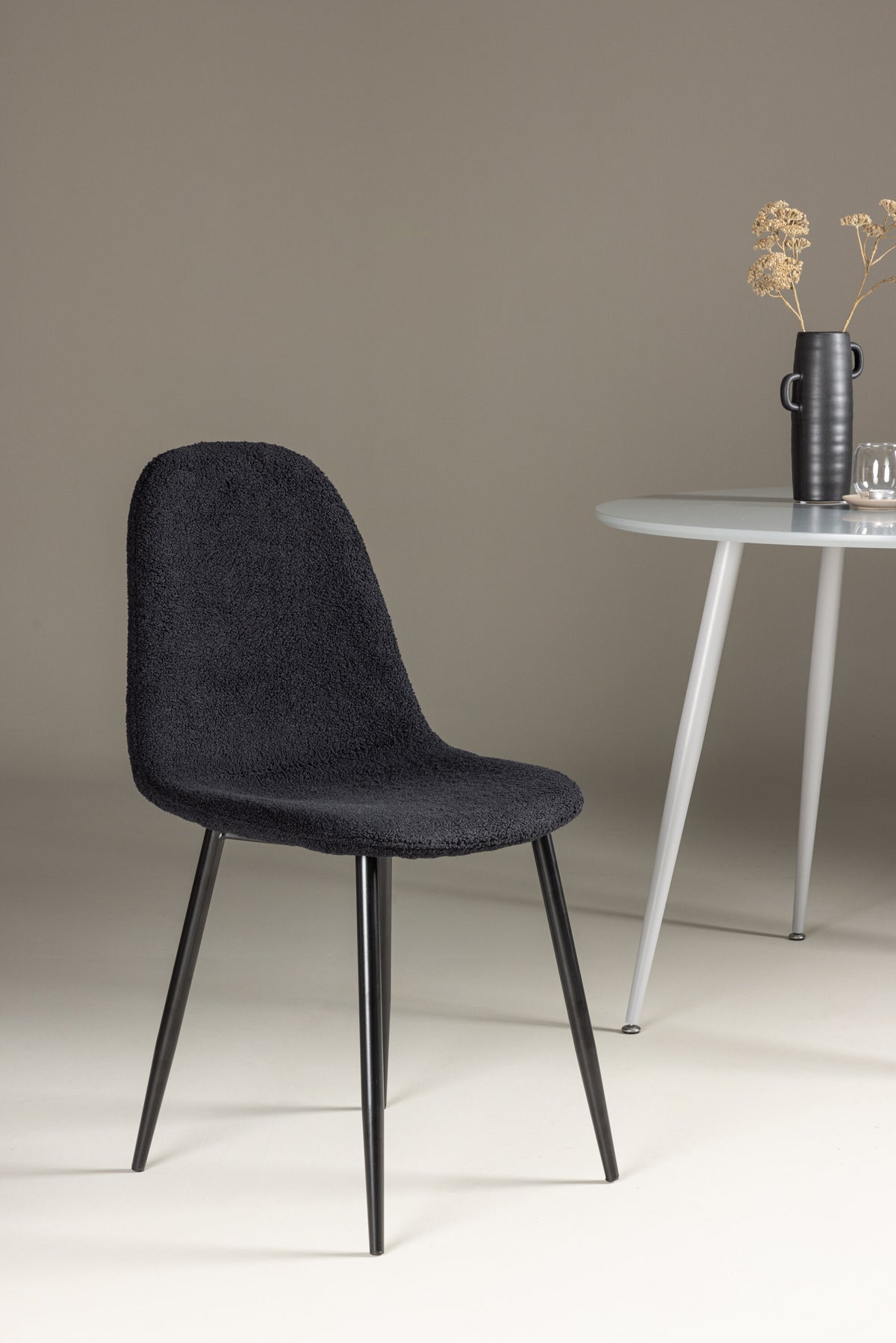 Polar Esszimmerstuhl in Schwarz präsentiert im Onlineshop von KAQTU Design AG. Stuhl ist von Venture Home