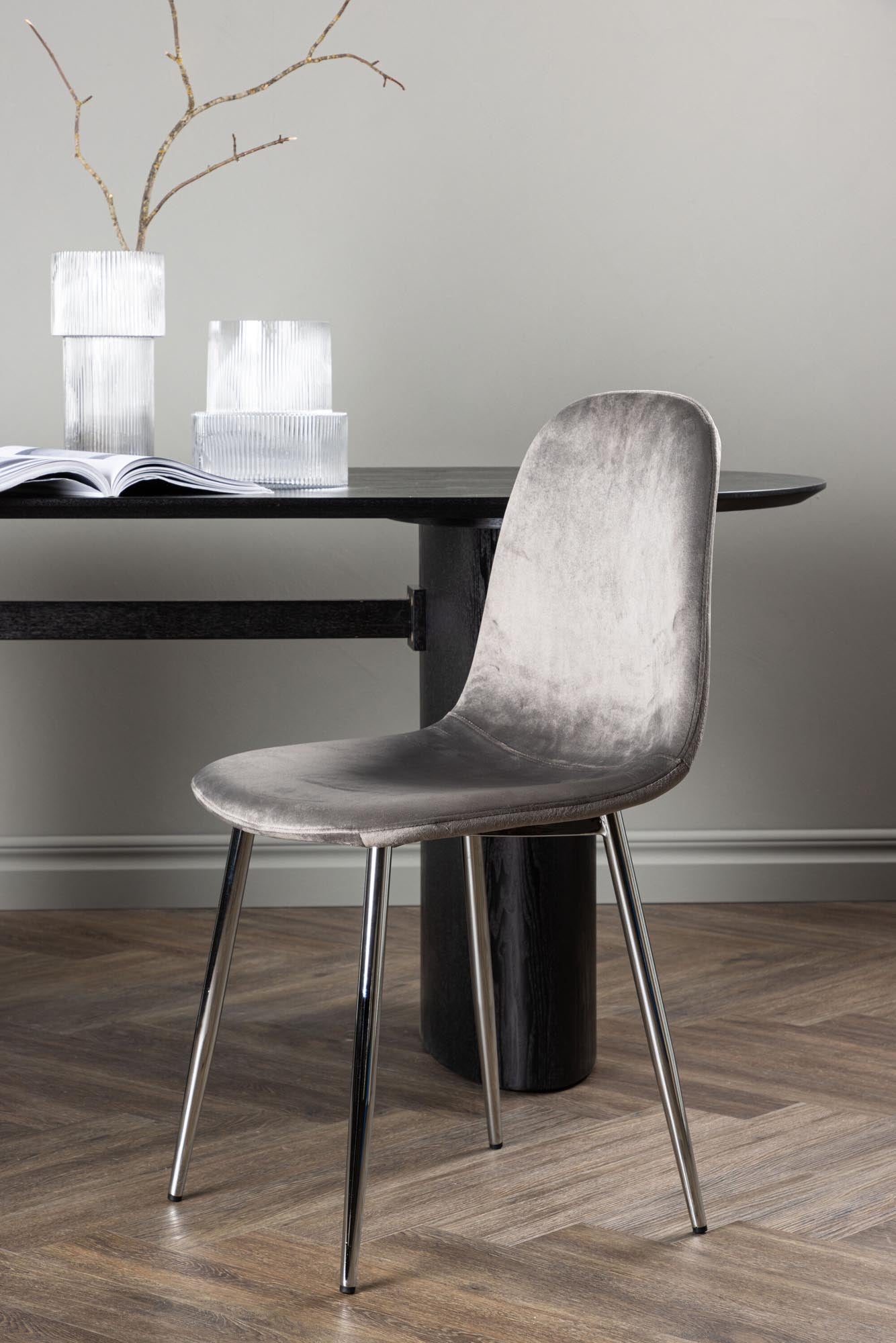 Eleganter Eva Stuhl von Venture Home: Luxuriöser Samt, optimaler Komfort, zeitloses Design in Hellgrau. Perfekt für Essbereich.