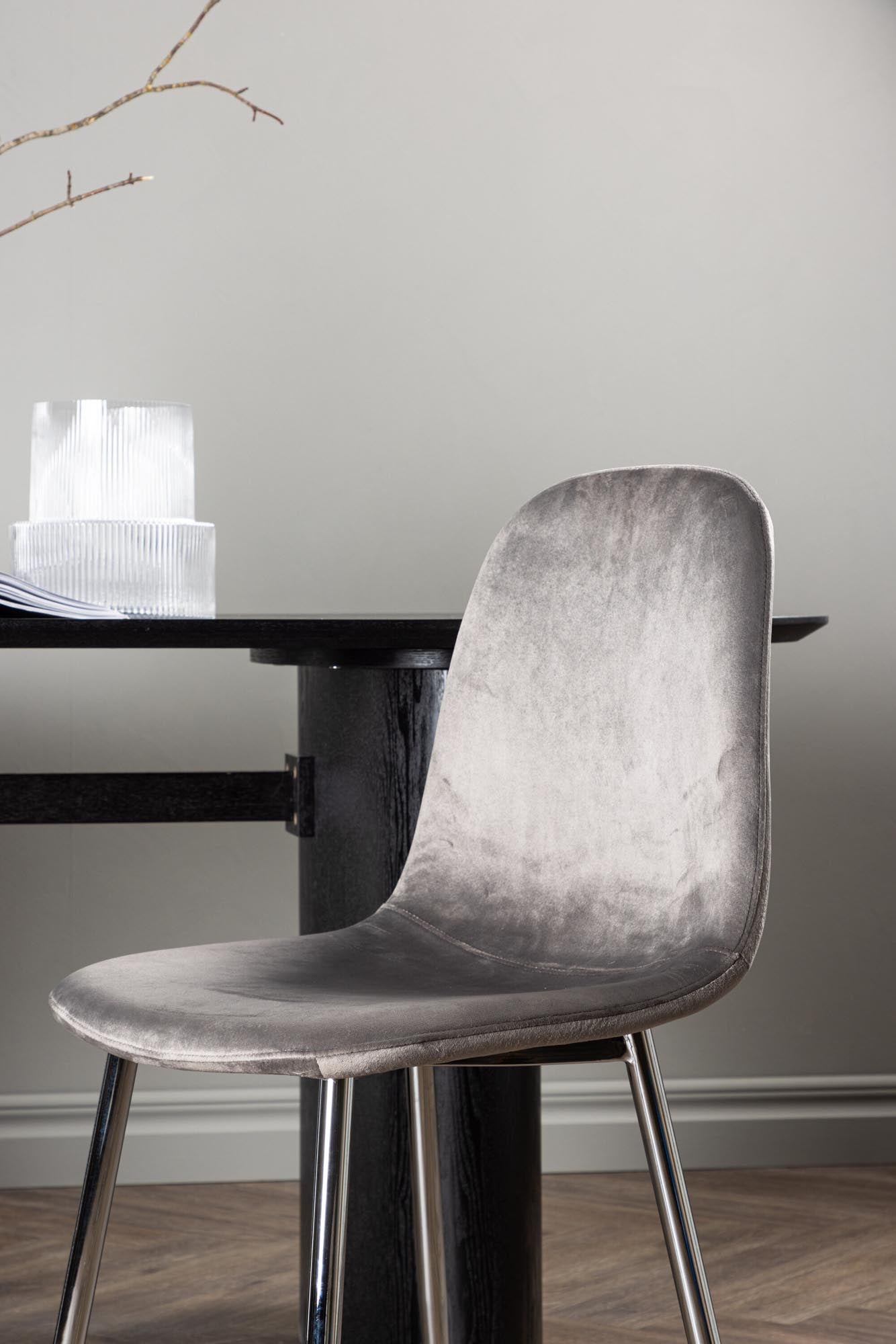 Stylischer Eva Stuhl von Venture Home: Hochwertiger Samt, moderne Eleganz in Hellgrau, ideal für gesellige Runden und jeden Raum.