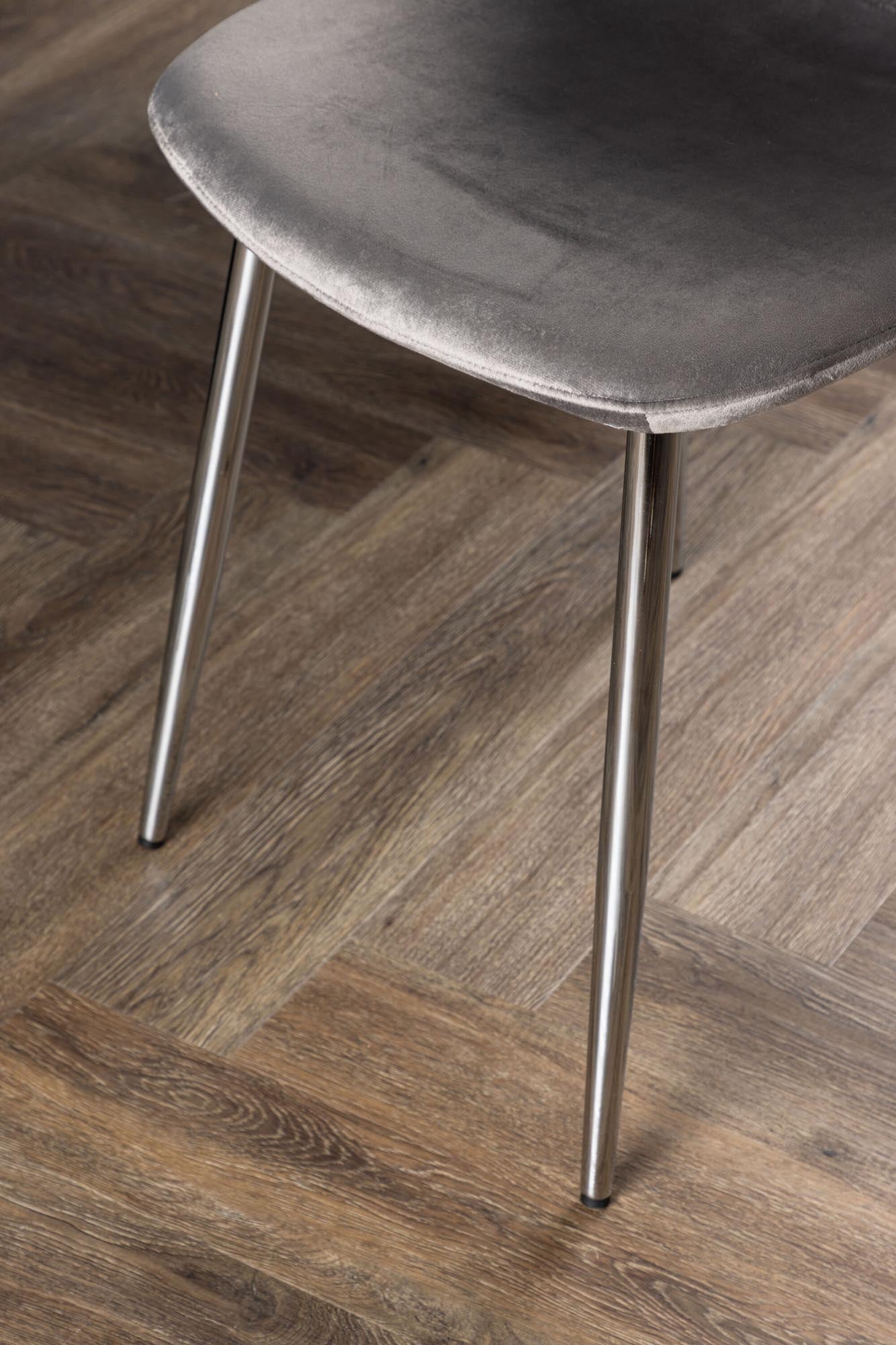 Eleganter Eva Stuhl von Venture Home: Luxuriöser Samt, zeitloses Hellgrau, optimaler Komfort für gesellige Anlässe und vielseitige Einsatzmöglichkeiten.