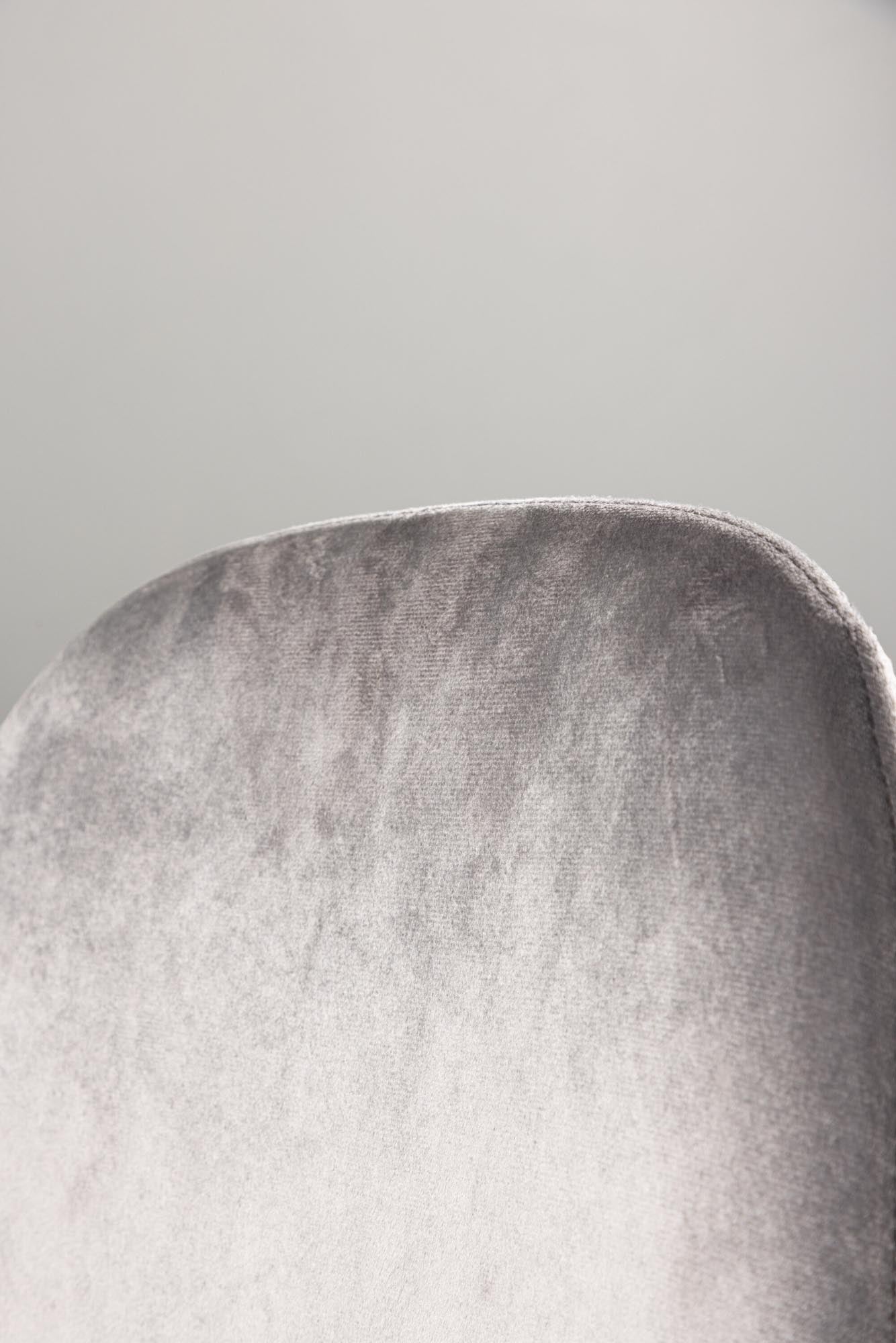 Der Eva Stuhl von Venture Home vereint modernes Design mit luxuriösem Samtstoff. Ideal für stilvolle Essbereiche und gesellige Runden.