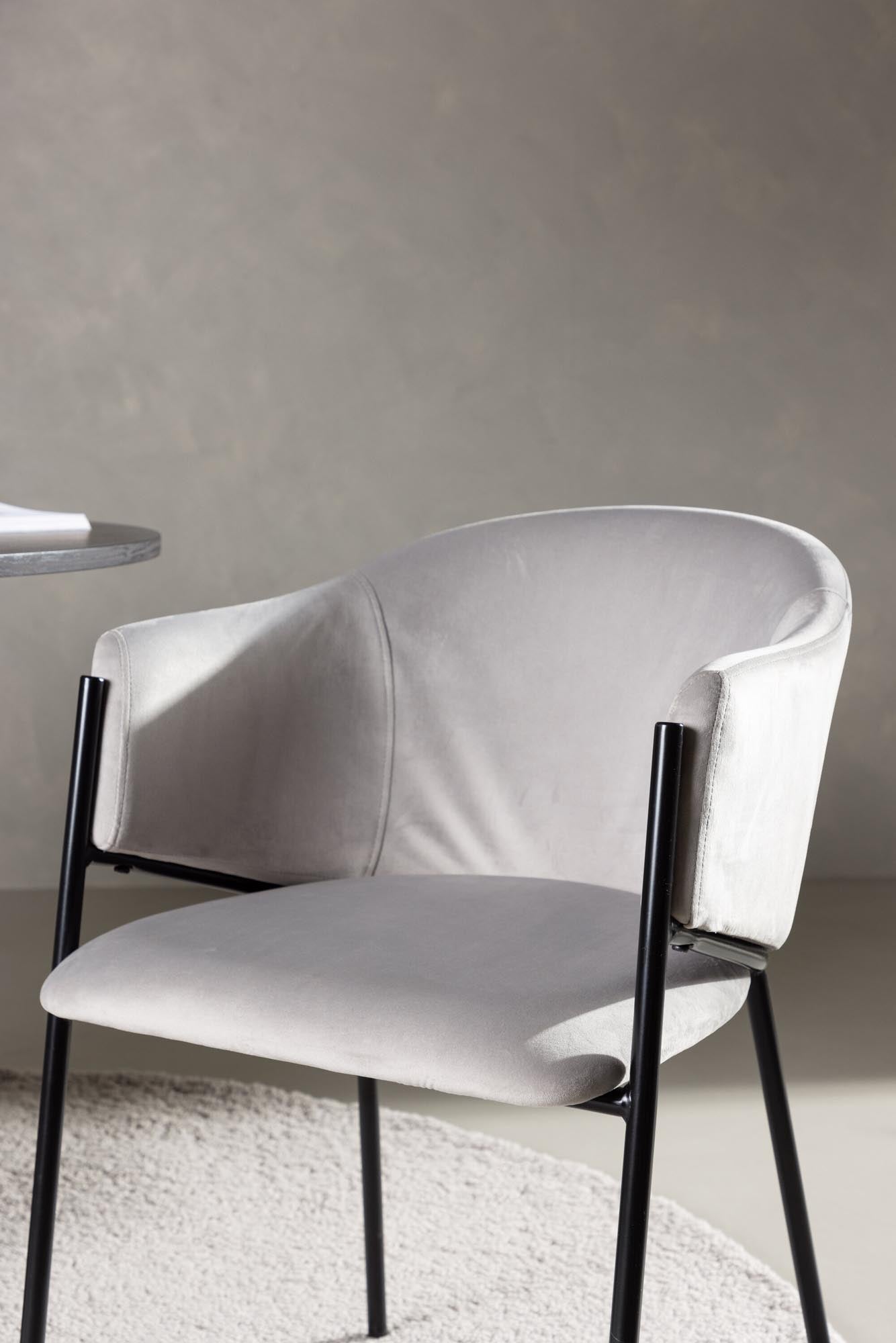 Evelina Stuhl von Venture Home: Eleganter Schalenstuhl aus hochwertigem Samt und robustem Stahl für stilvolle Essbereiche.