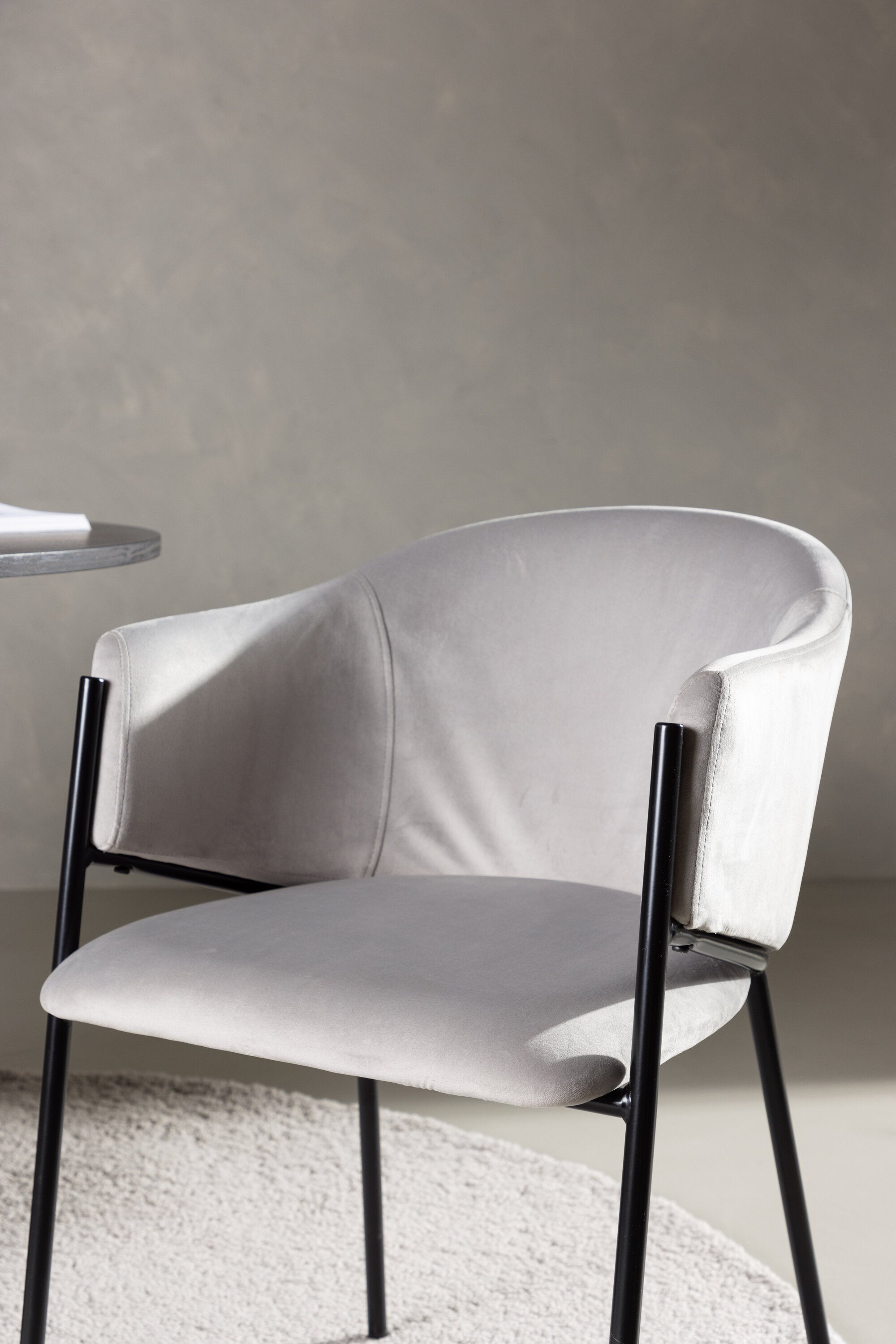 Evelina Esszimmerstuhl in Grau präsentiert im Onlineshop von KAQTU Design AG. Schalenstuhl mit Armlehne ist von Venture Home